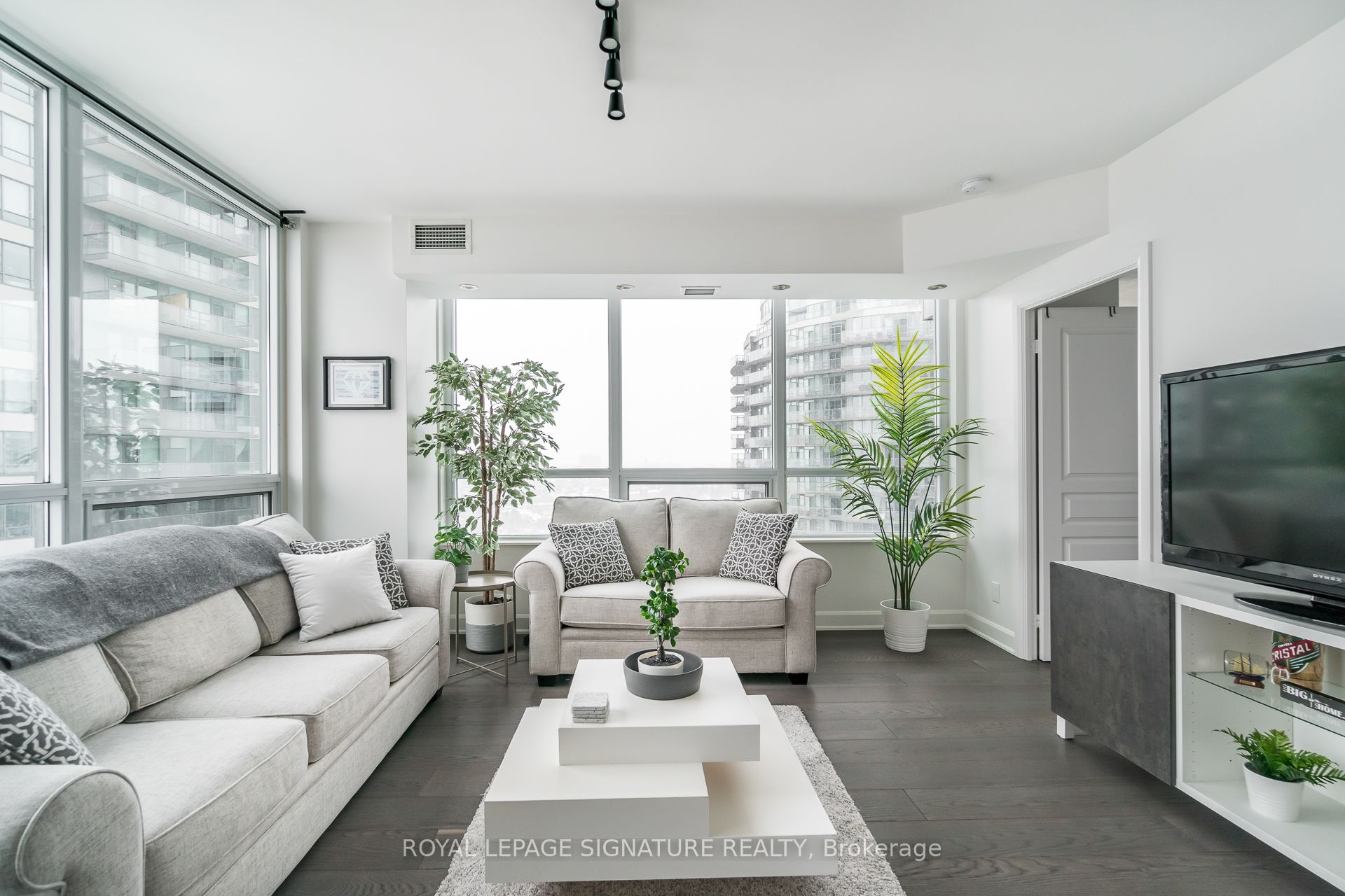 2230 Lakeshore Boulevard W 1802