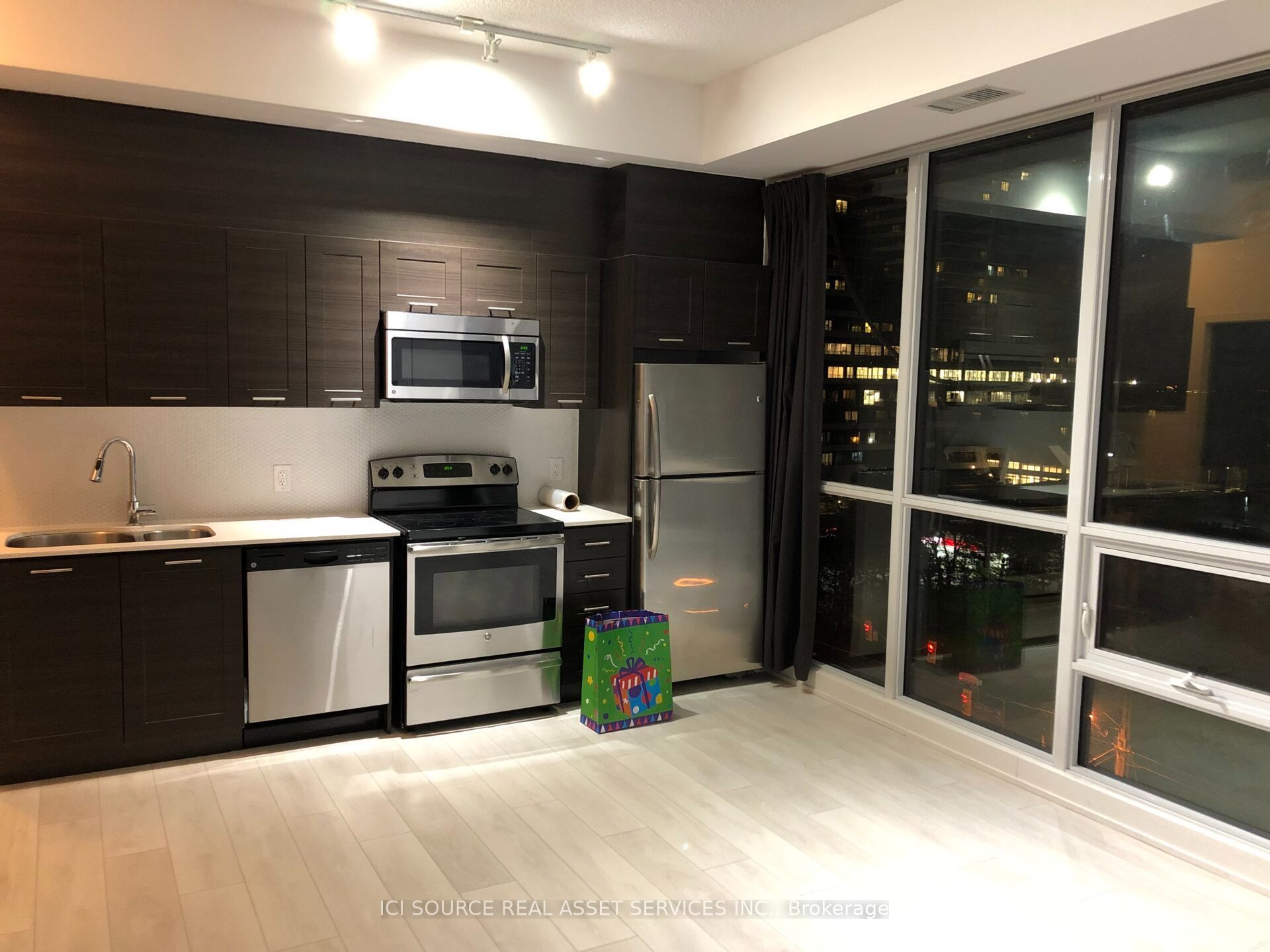 2200 Lakeshore Boulevard W 801