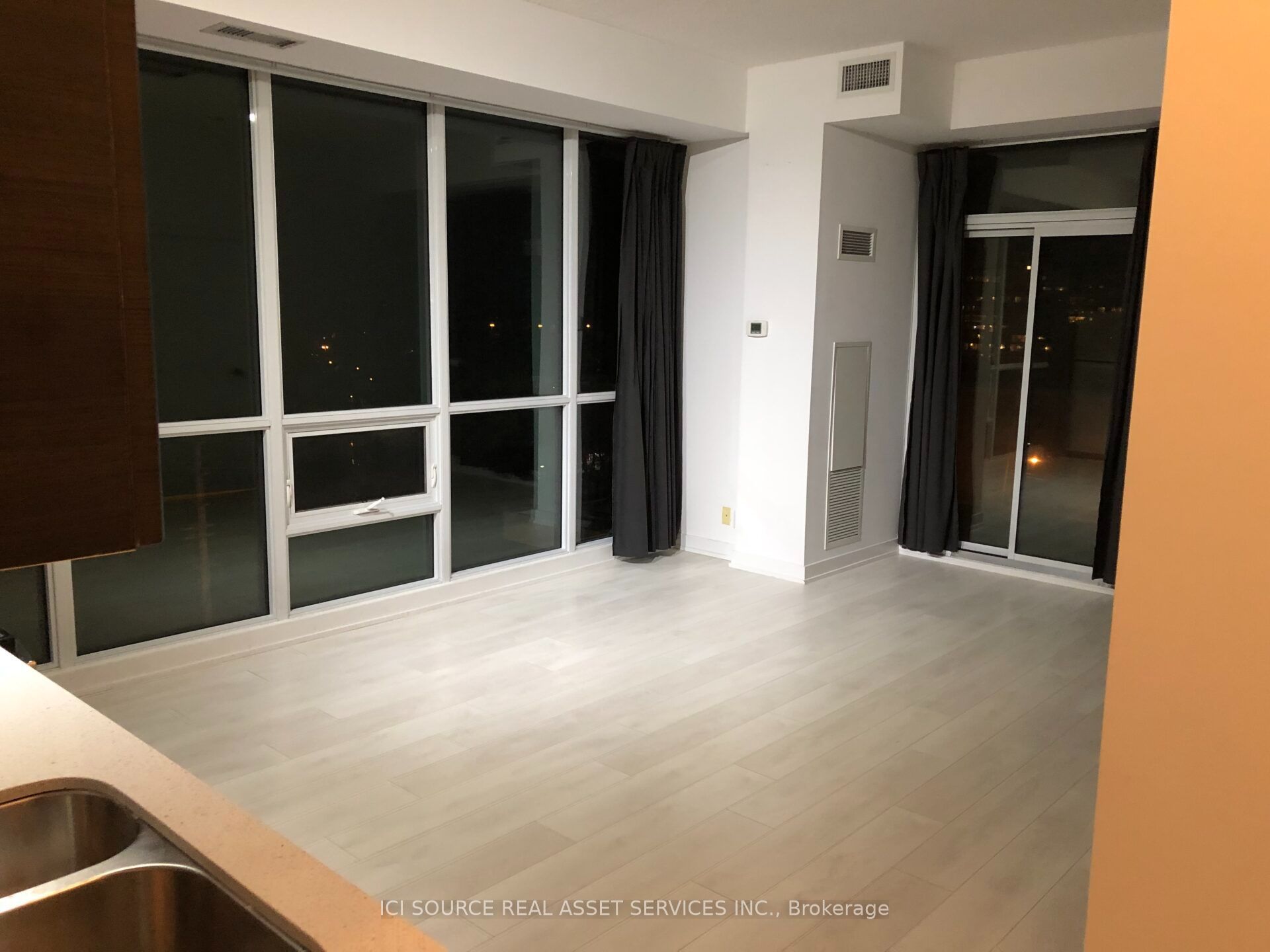 2200 Lakeshore Boulevard W 801