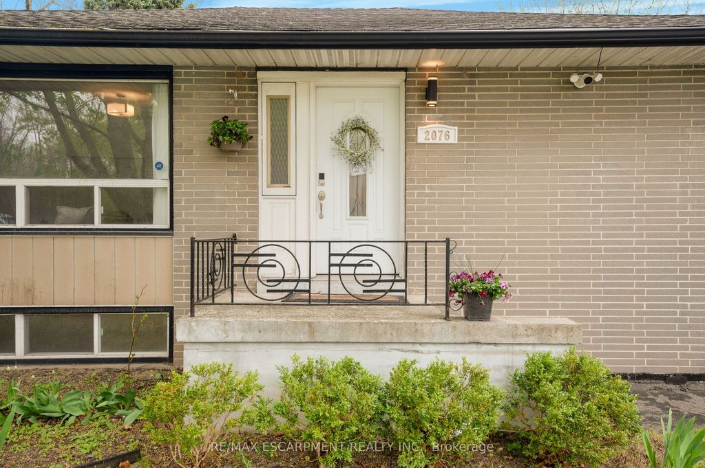 Photo of 2076 Constance Drive, Oakville, ON L6J 2V7 (MLS # W13093744)