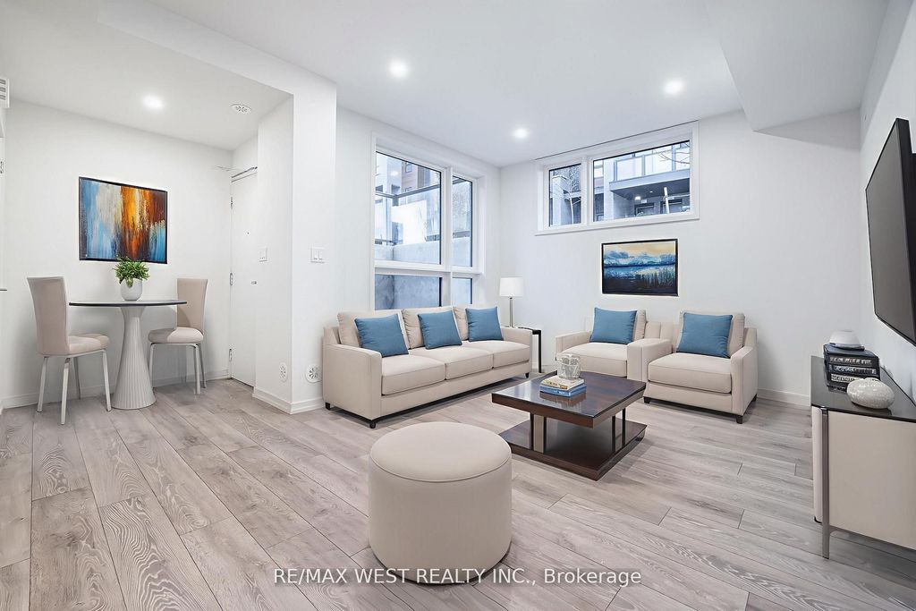 Photo of 20 Lytham Green Circle #28, Newmarket, ON L3Y 0H4 (MLS # N12786566)