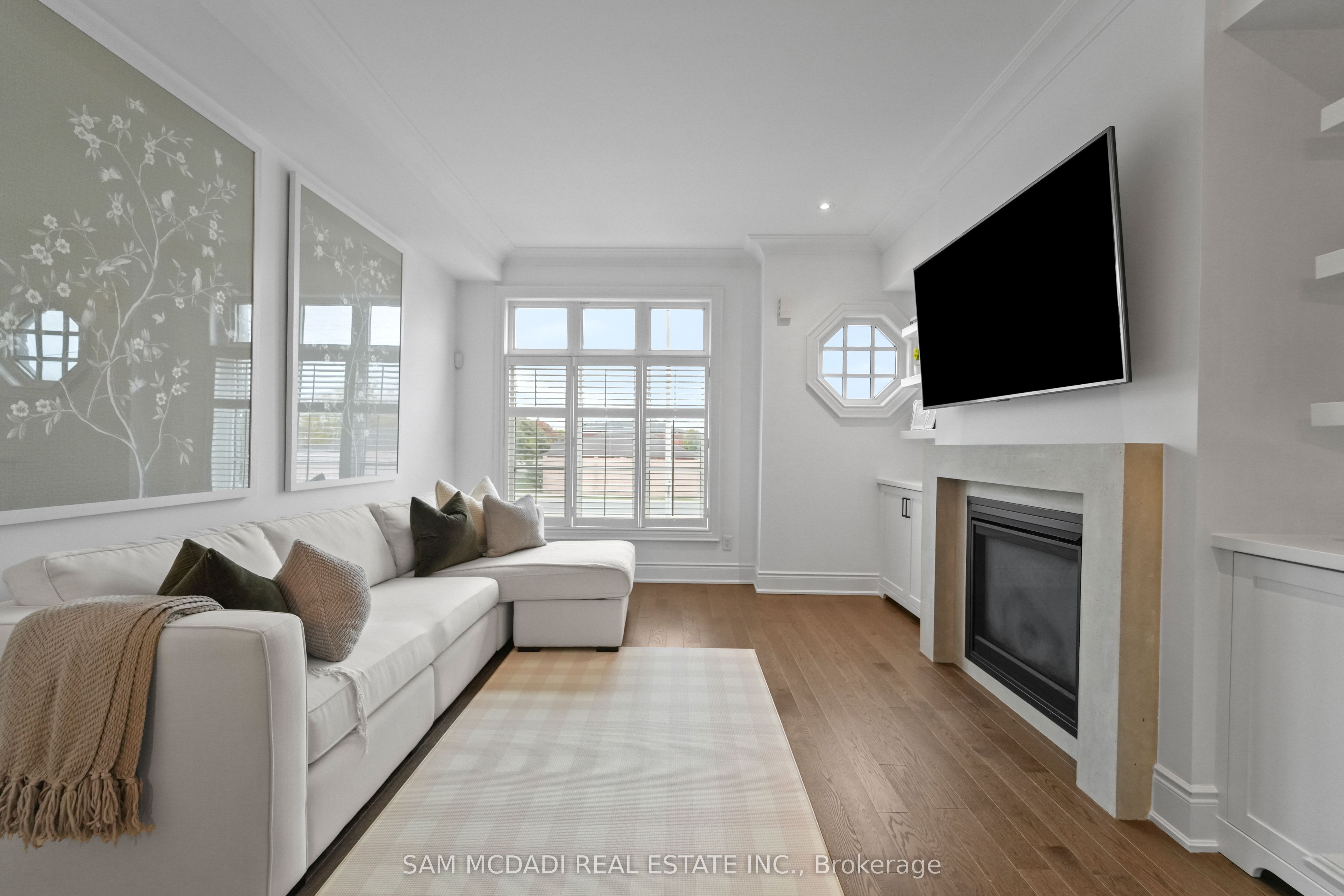 2160 Trafalgar Road 2