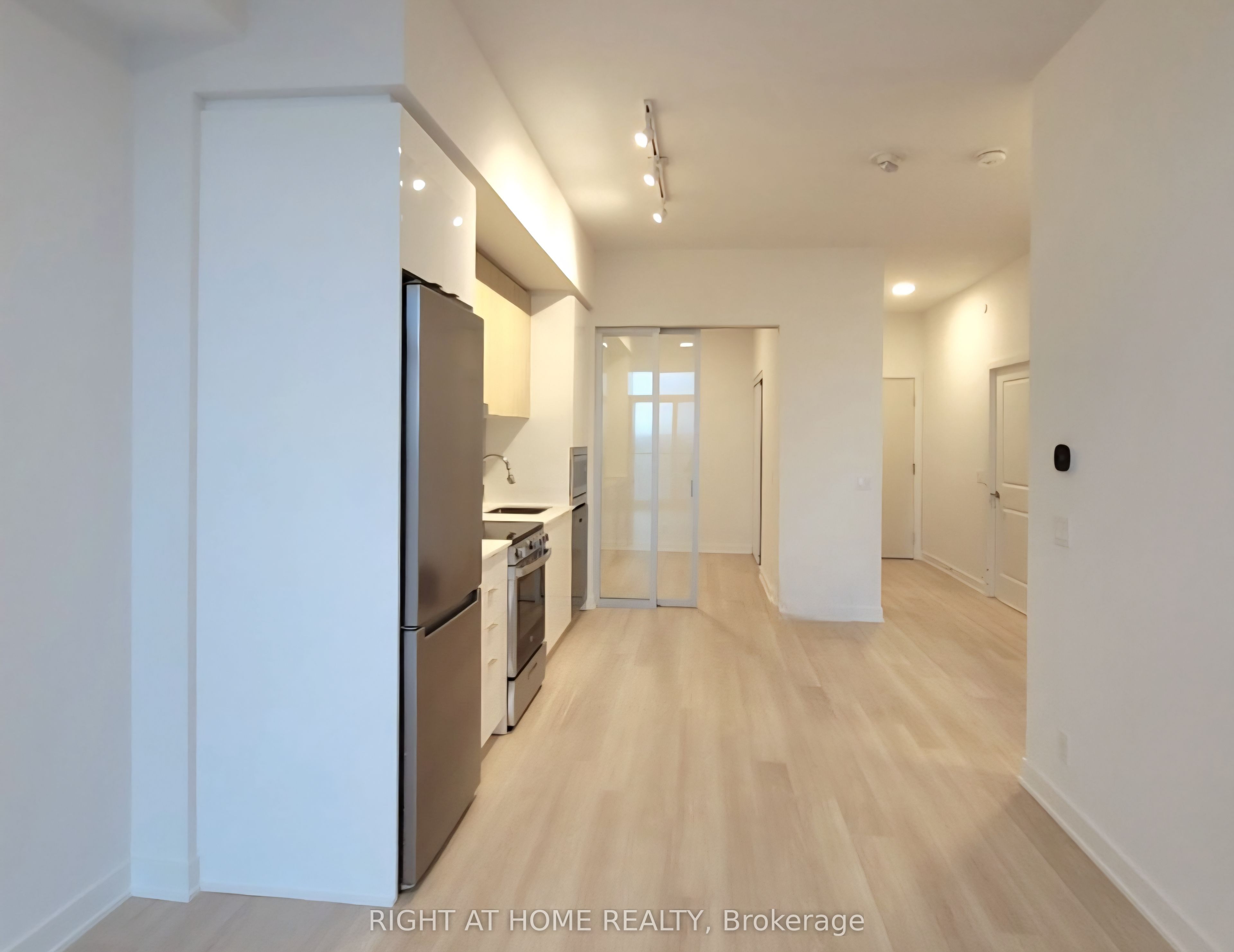 50 Upper Mall Way B-2209