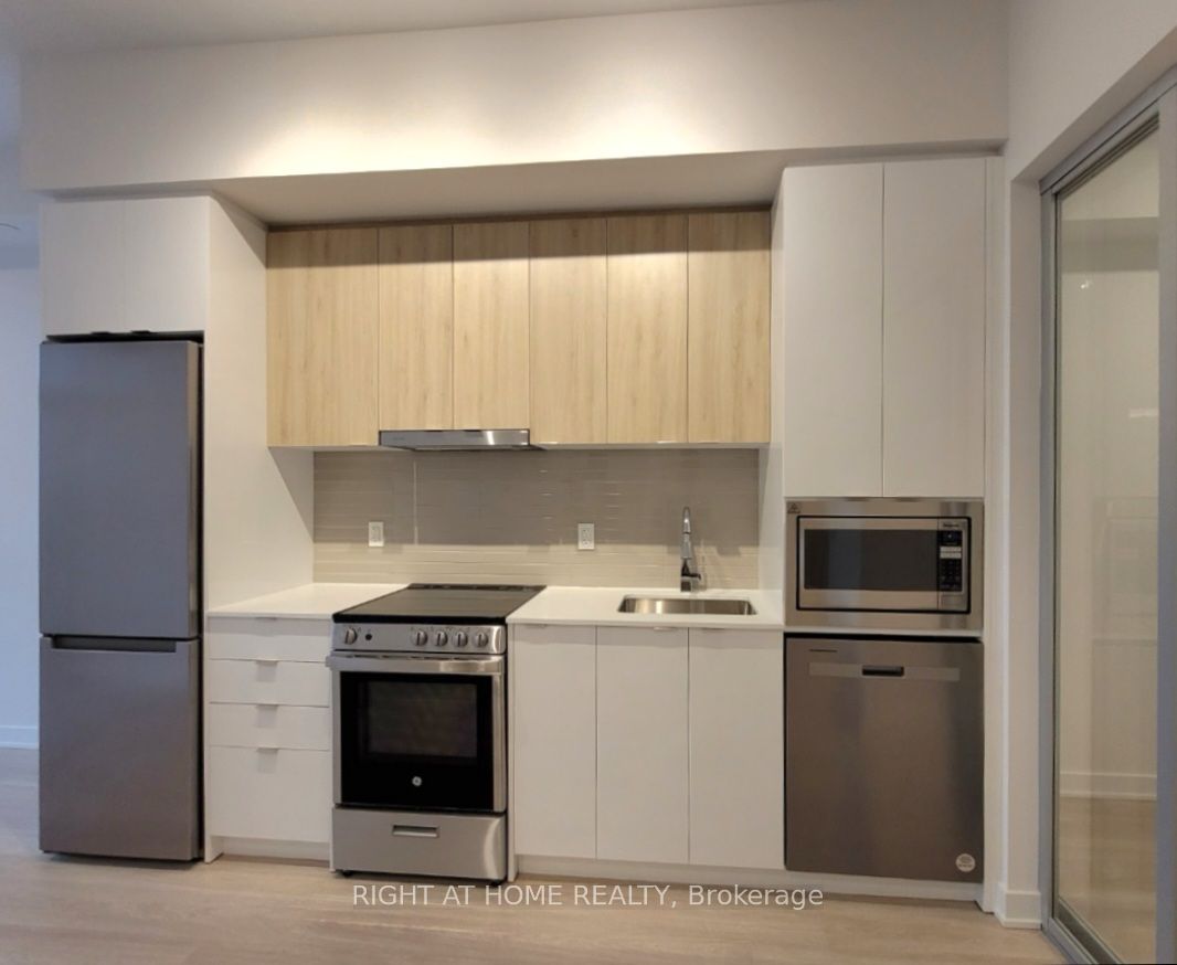 50 Upper Mall Way B-2209