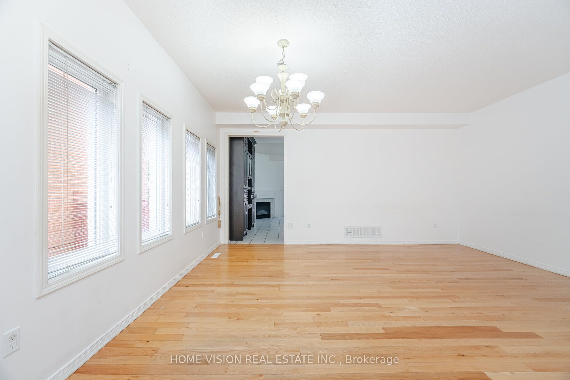 6513 Song Bird Crescent