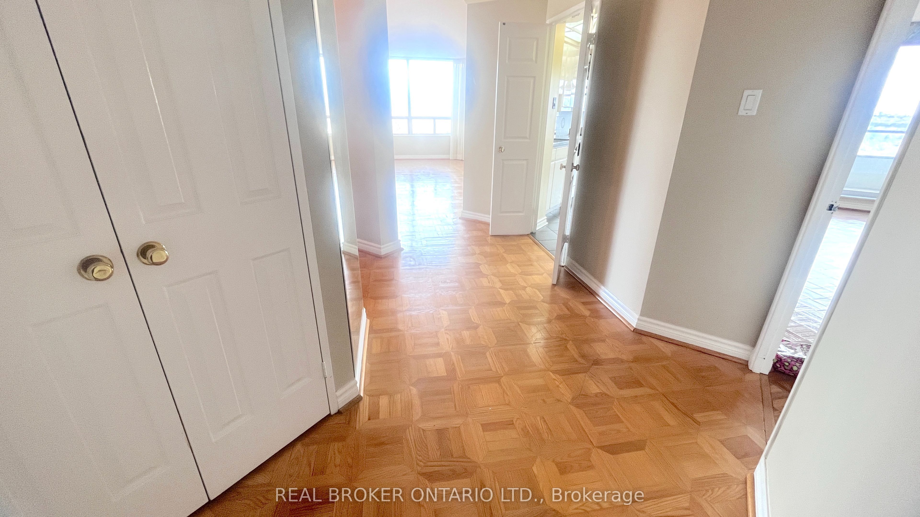 343 clark Avenue W 1403