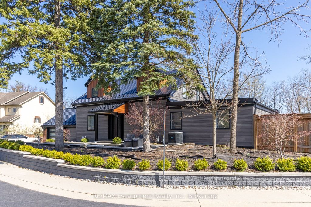 Photo of 676 Bayshore Boulevard, Burlington, ON L7T 1T2 (MLS # W12954402)