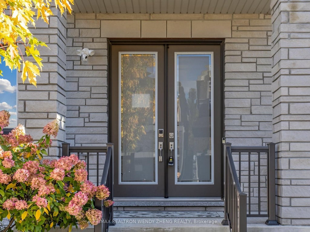 Photo of 192 Sunset Vista Court, Aurora, ON L4G 3Y1 (MLS # N13870068)