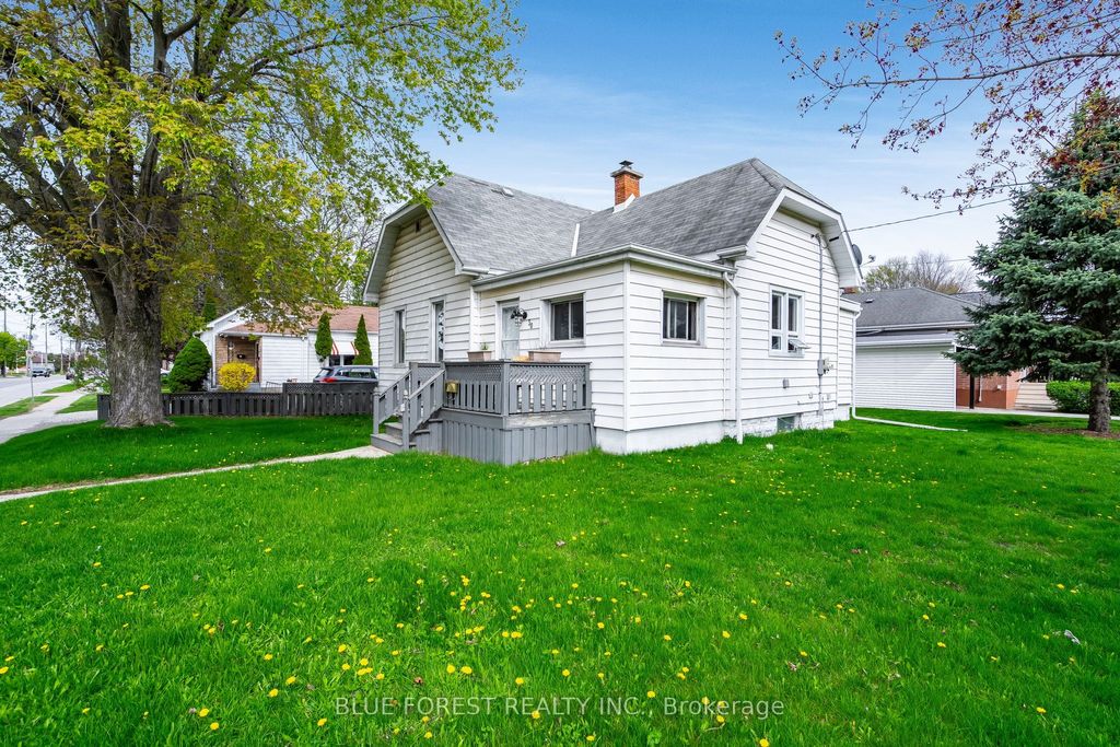 Photo of 30 Park Avenue E, Chatham-Kent, ON N7M 3V5 (MLS # X13055750)
