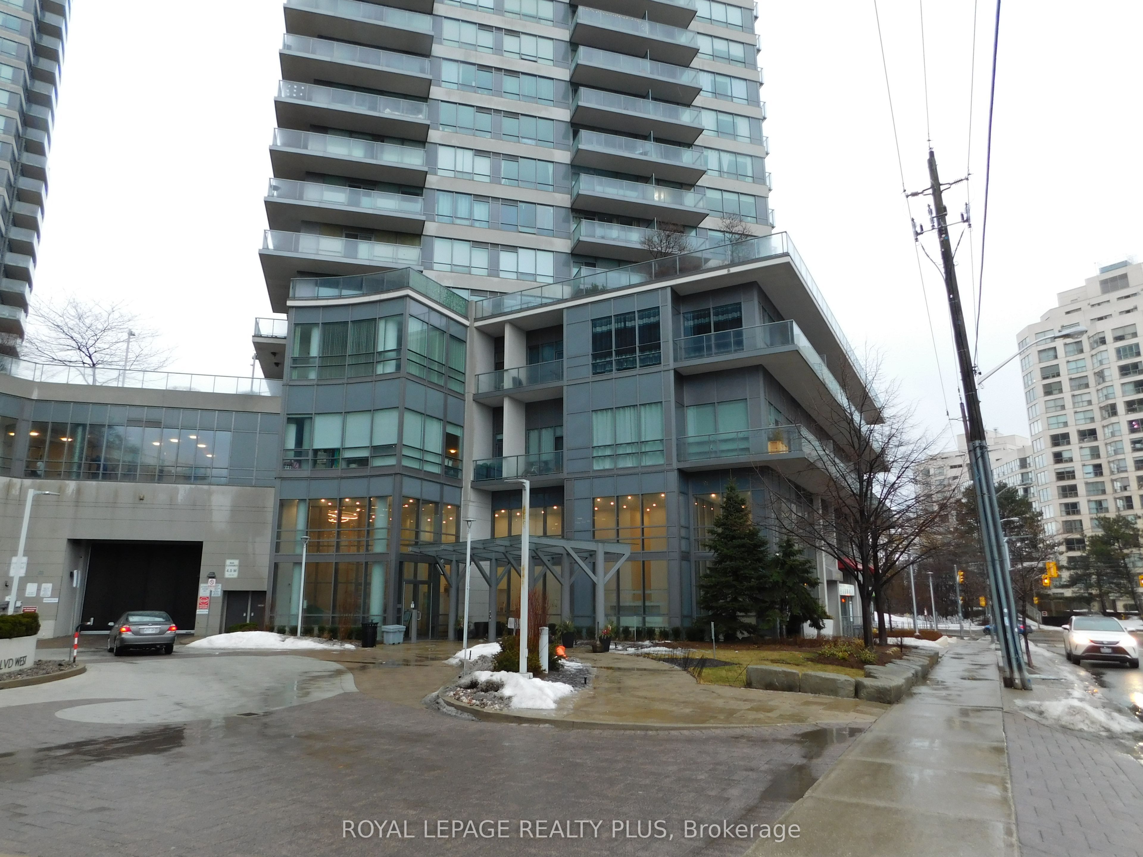 2240 Lakeshore Boulevard W 2005