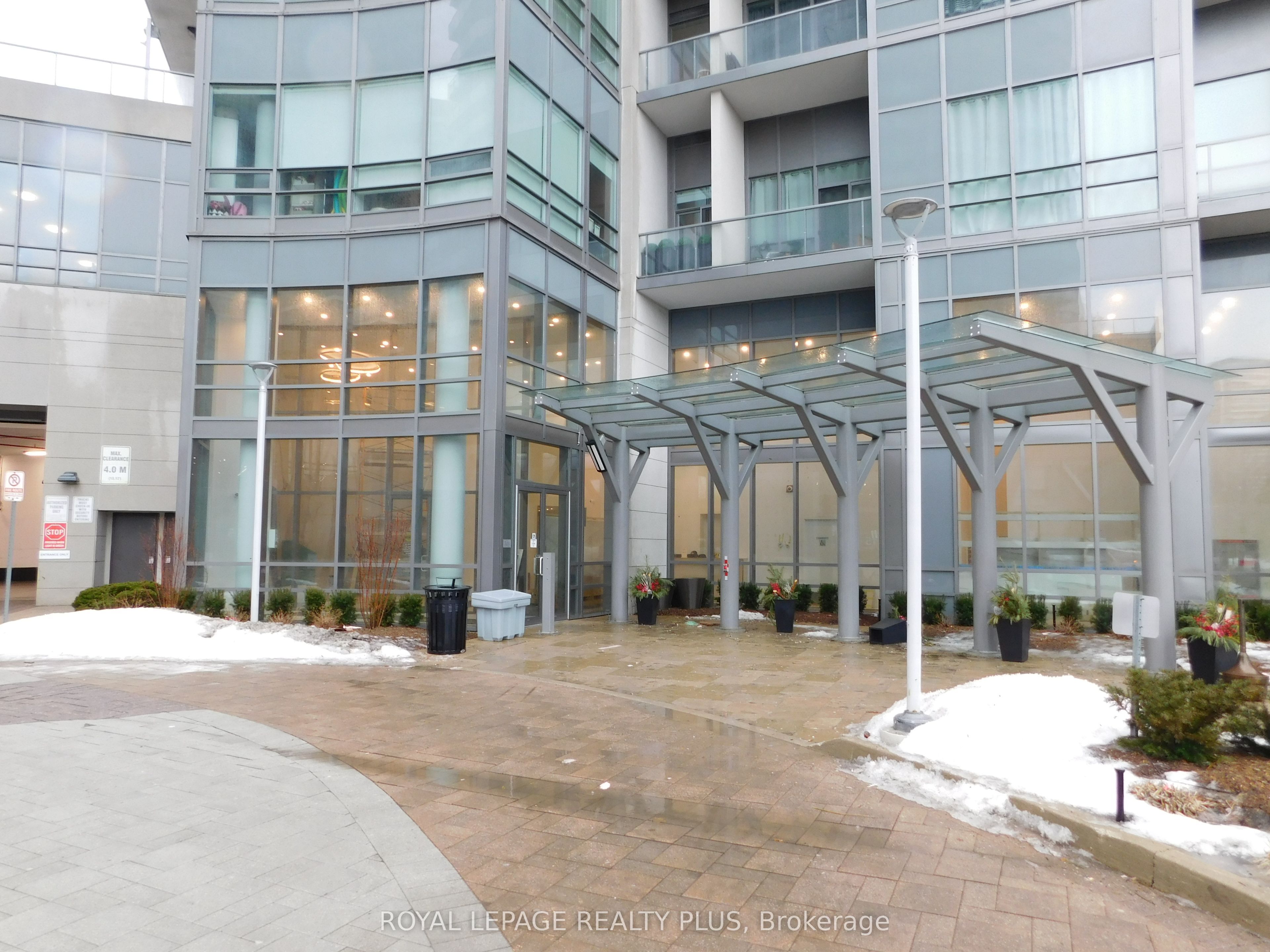 2240 Lakeshore Boulevard W 2005