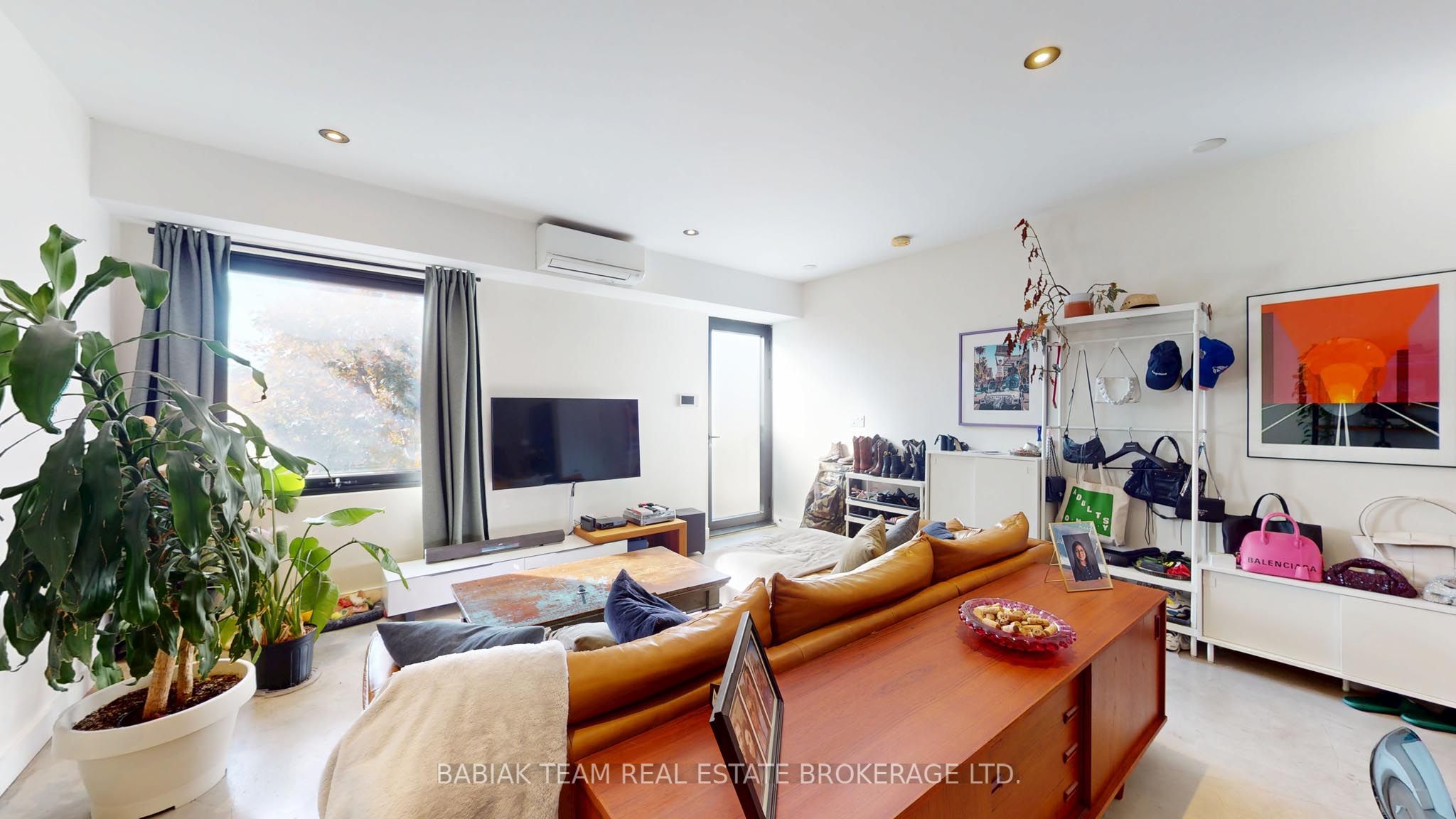 3212 Dundas Street W