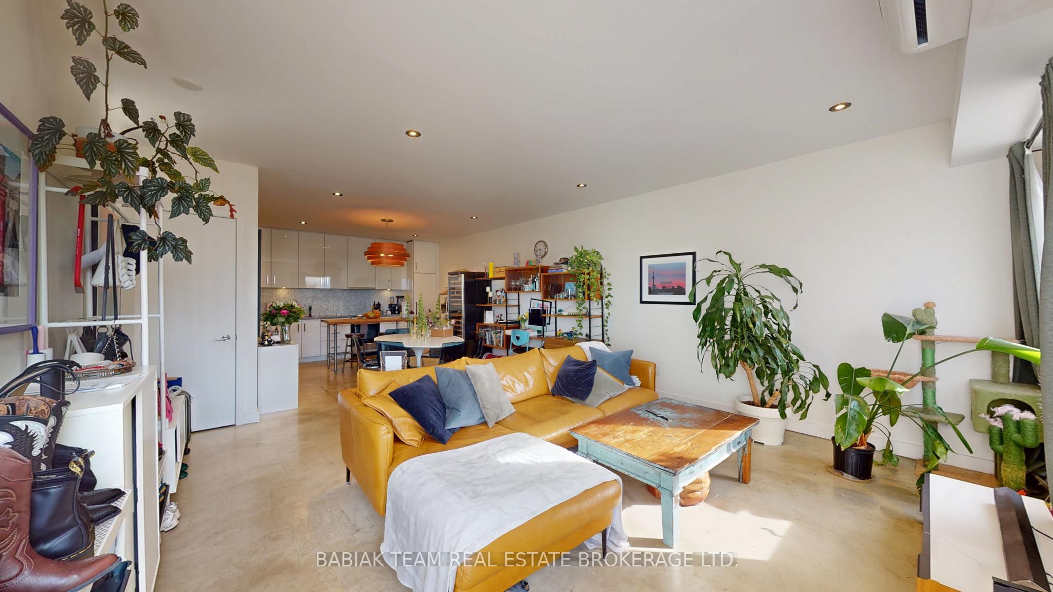 3212 Dundas Street W