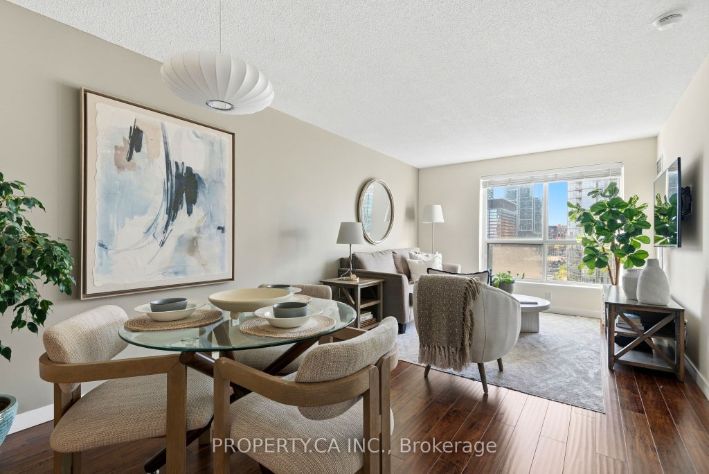 Photo of 410 Queens Quay W #1105, Toronto, ON M5V 3T1 (MLS # C13784608)