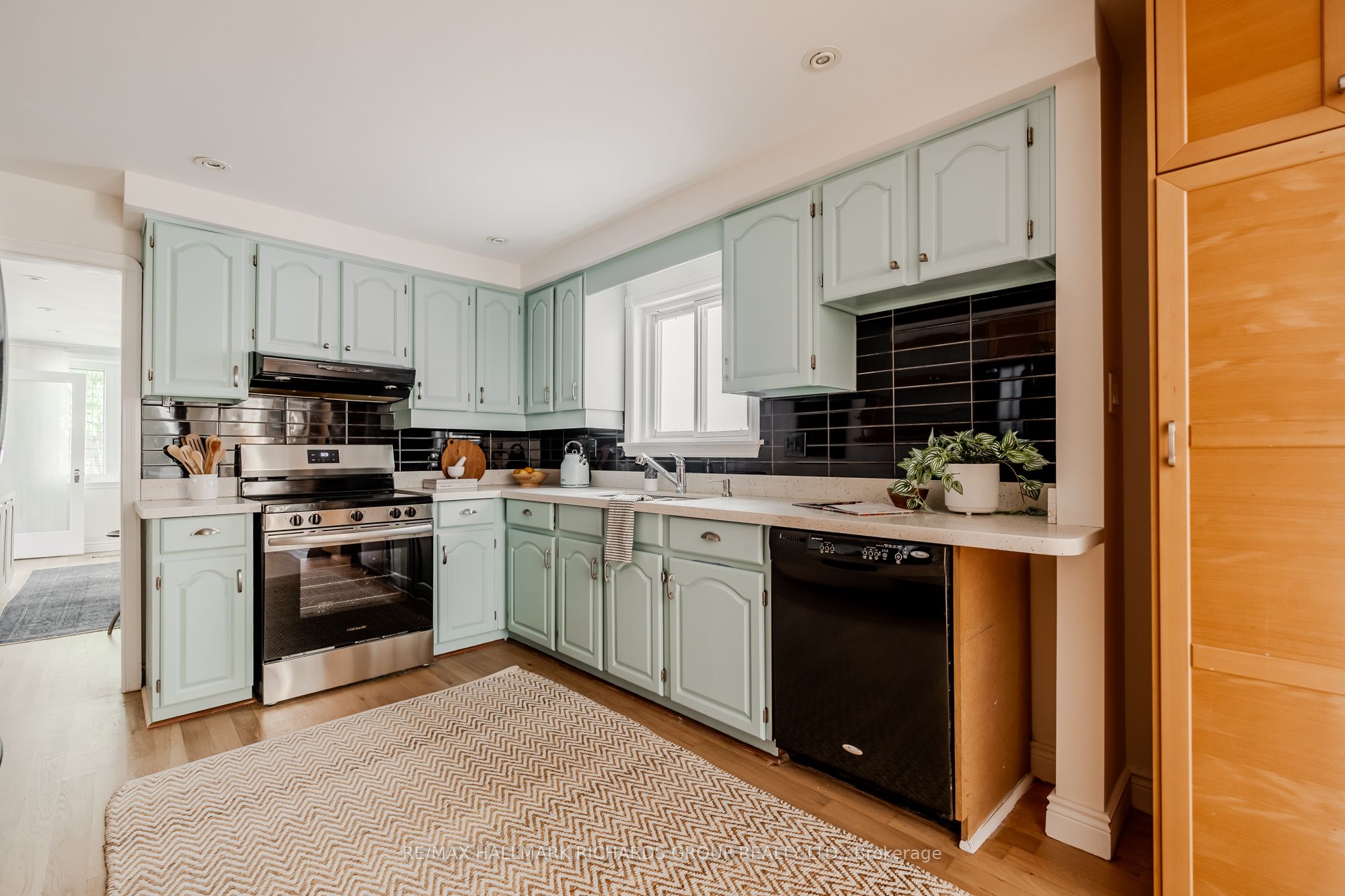 296 Linsmore Crescent