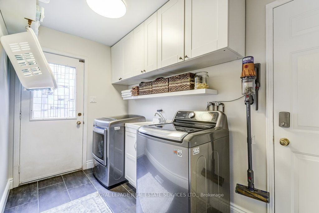 1279 Old English Lane