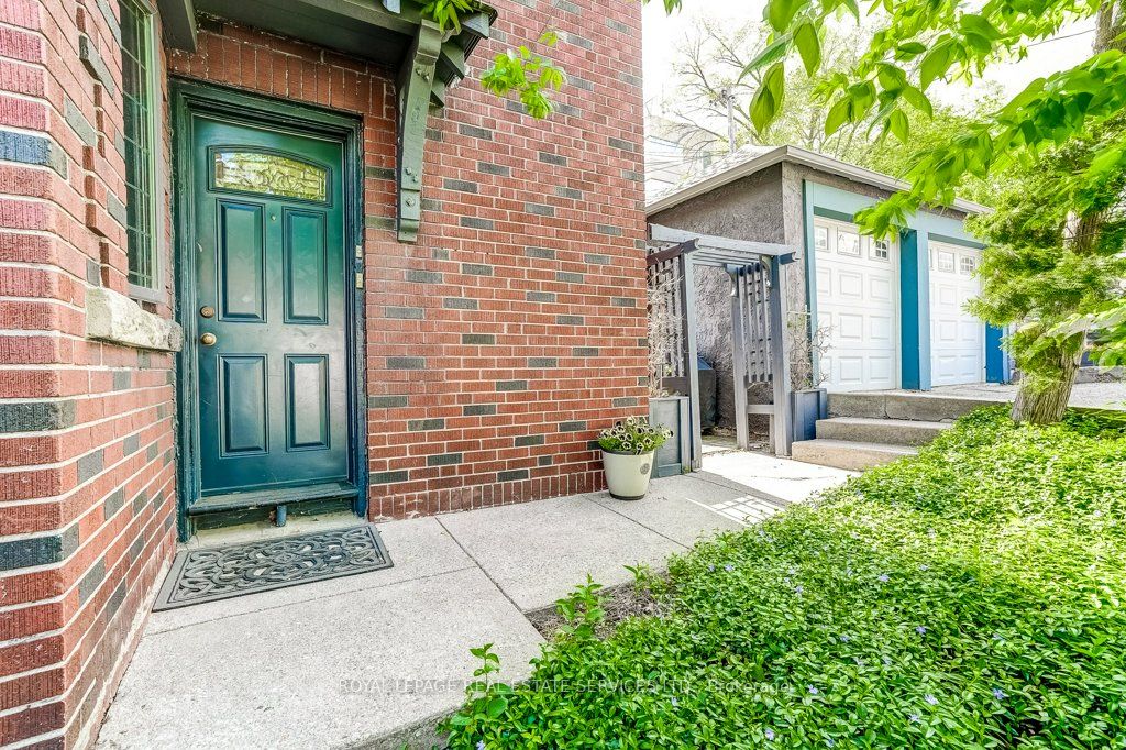 2 Larkin Avenue