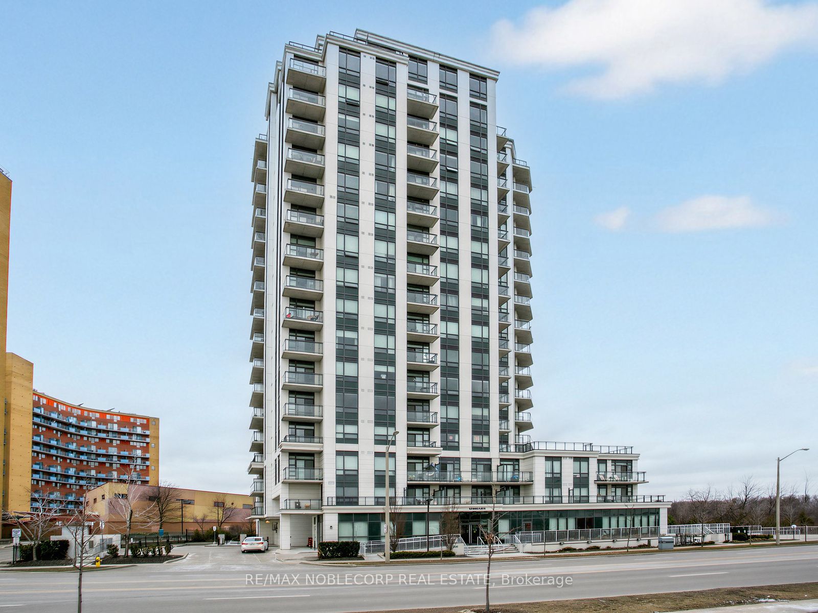 Photo 1 of 34 — 840 QUEENS PLATE Drive 1705, Toronto, ON M9W 0E7