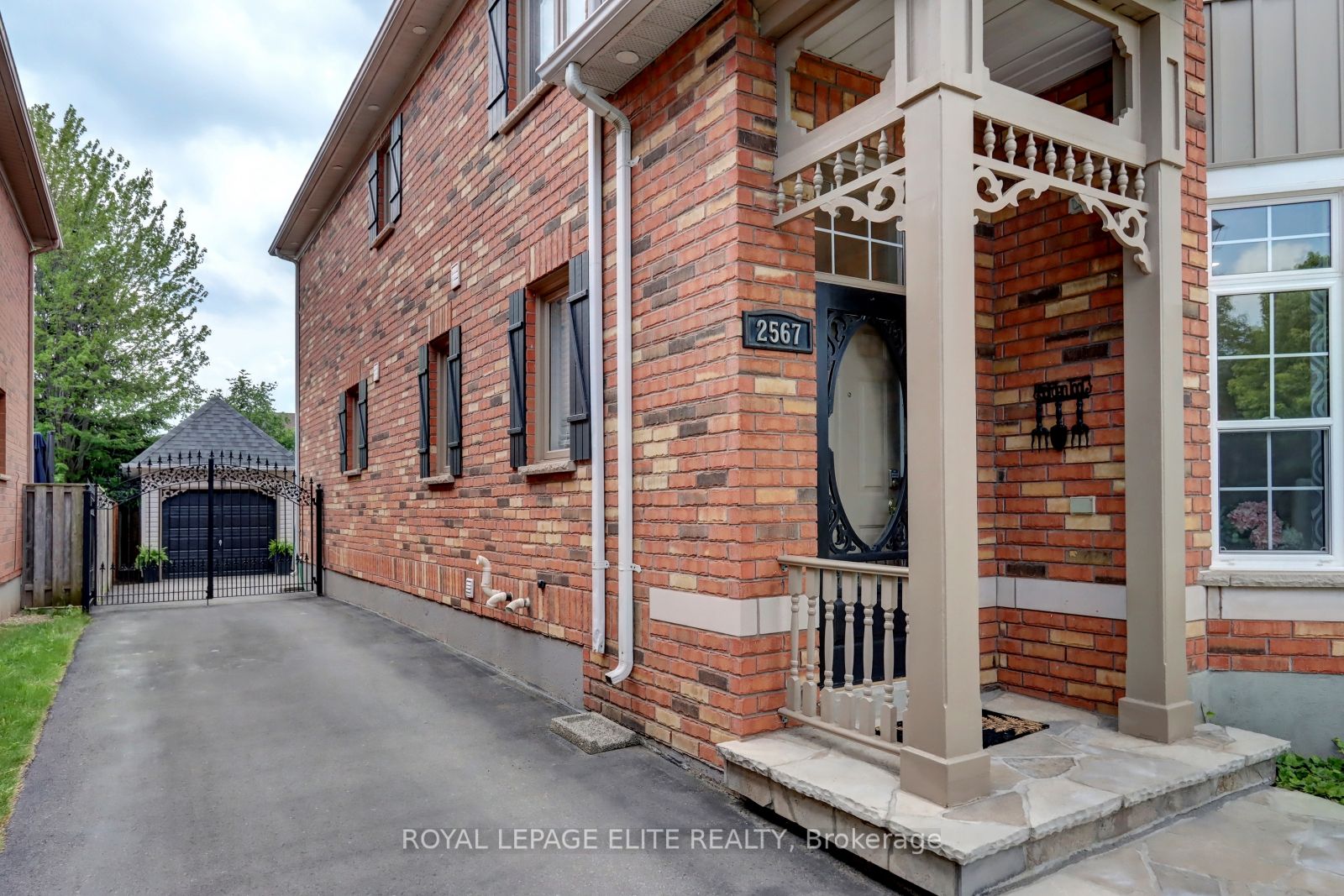 2567 Capilano Crescent