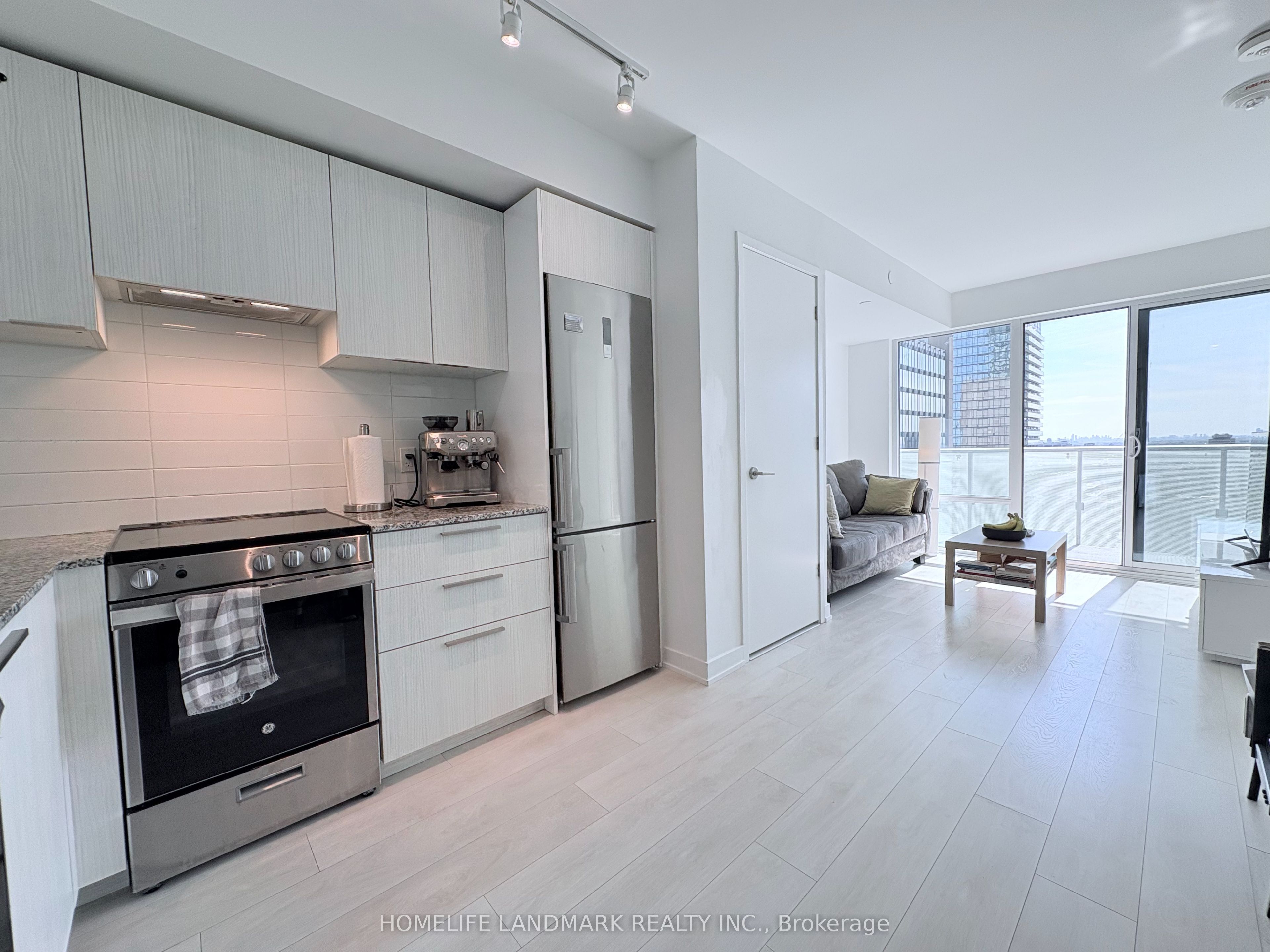501 Yonge Street 2001