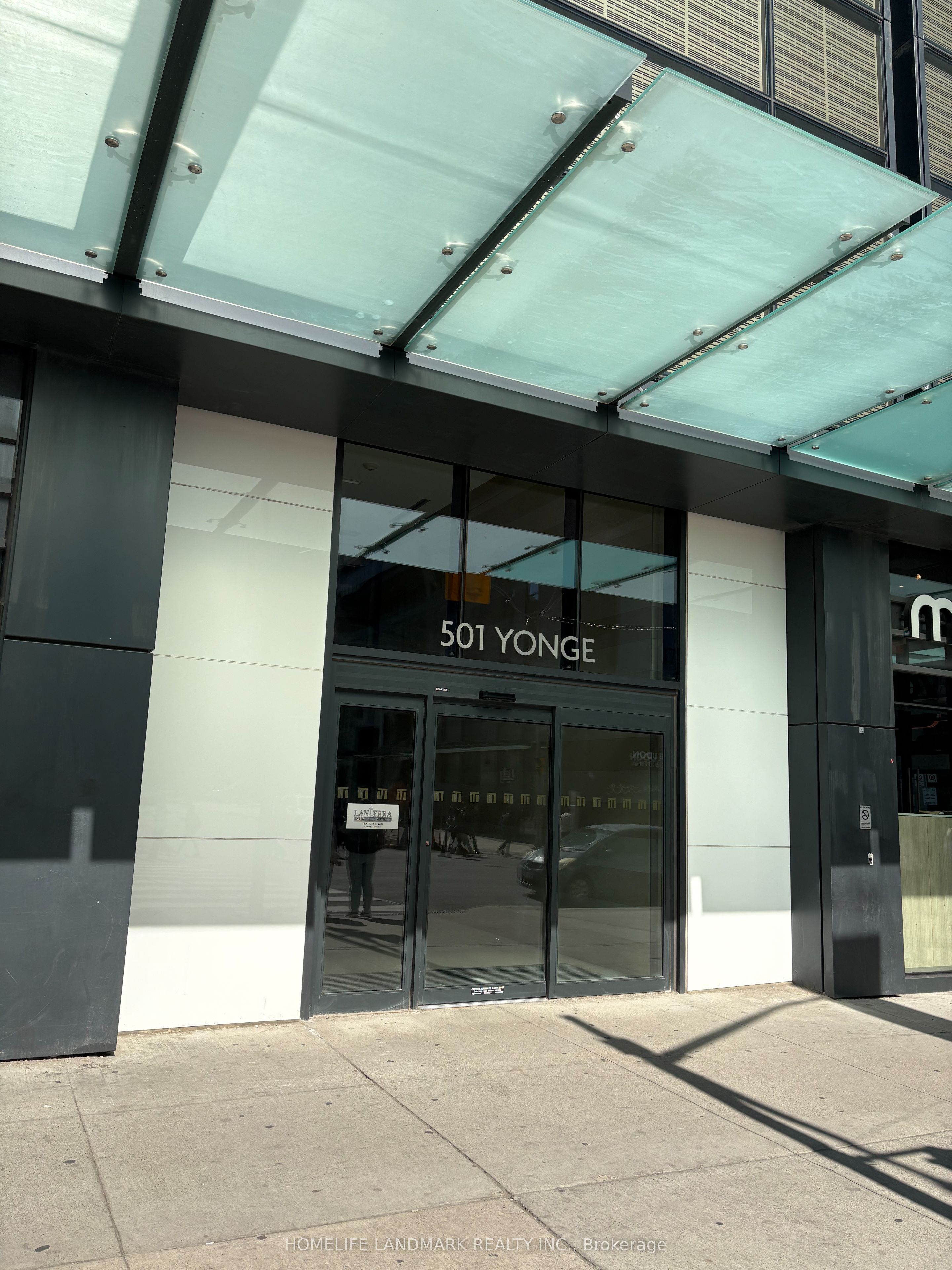 501 Yonge Street 2001