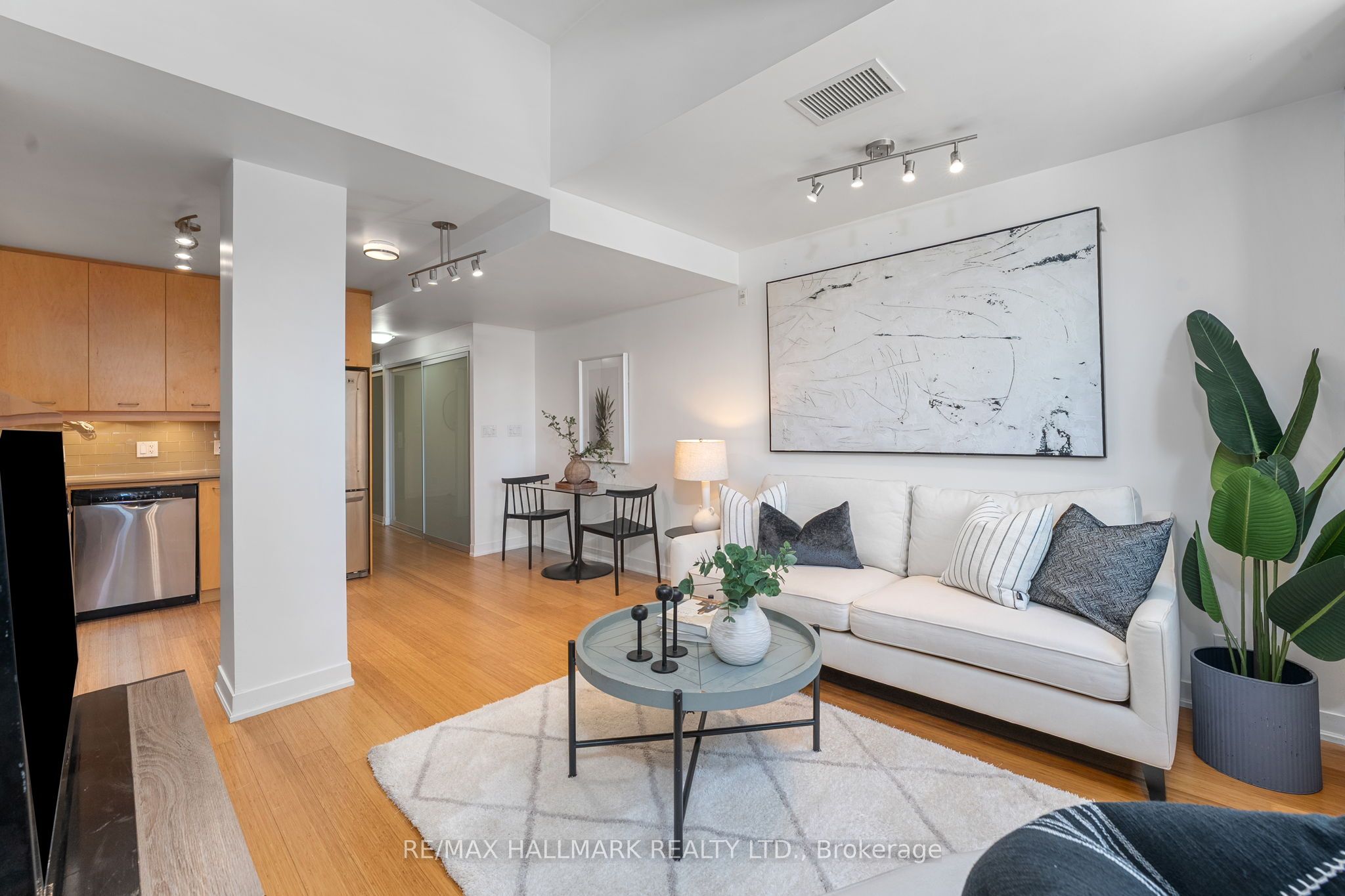 201 Carlaw Avenue 239