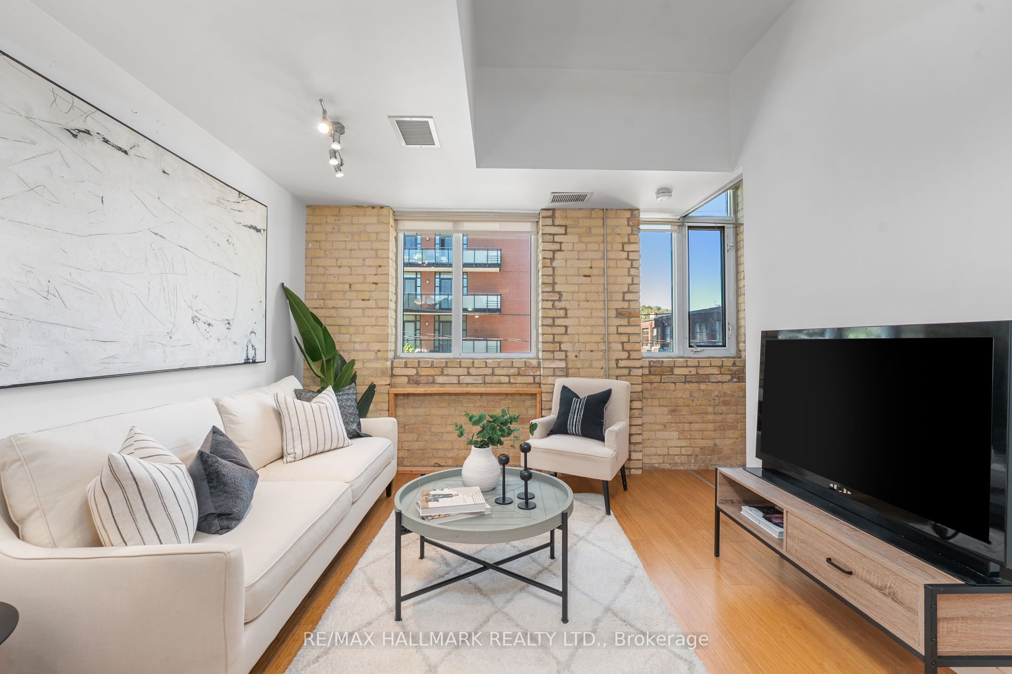 201 Carlaw Avenue 239