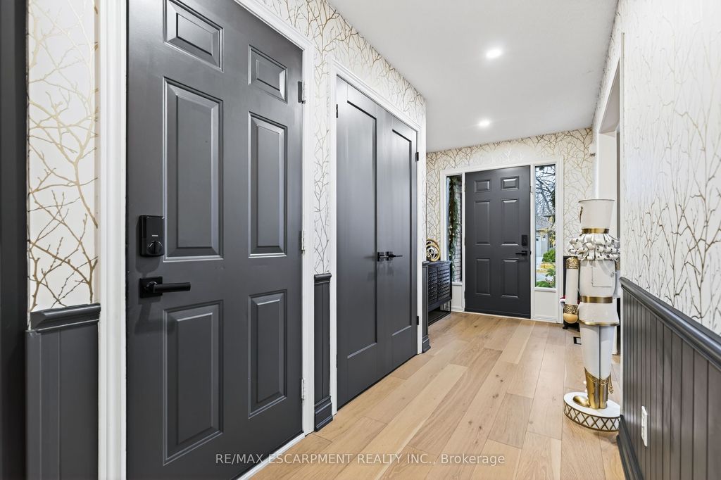 Photo of 7 Waterside Drive, Hamilton, ON L8E 5T9 (MLS # X12584008)