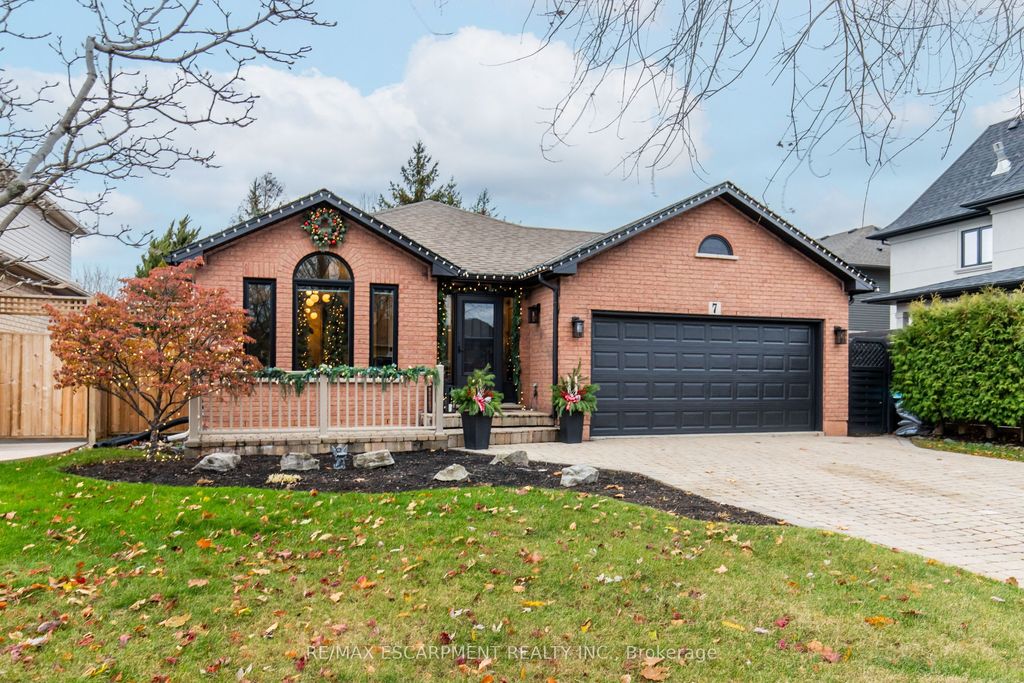 Photo of 7 Waterside Drive, Hamilton, ON L8E 5T9 (MLS # X12584008)