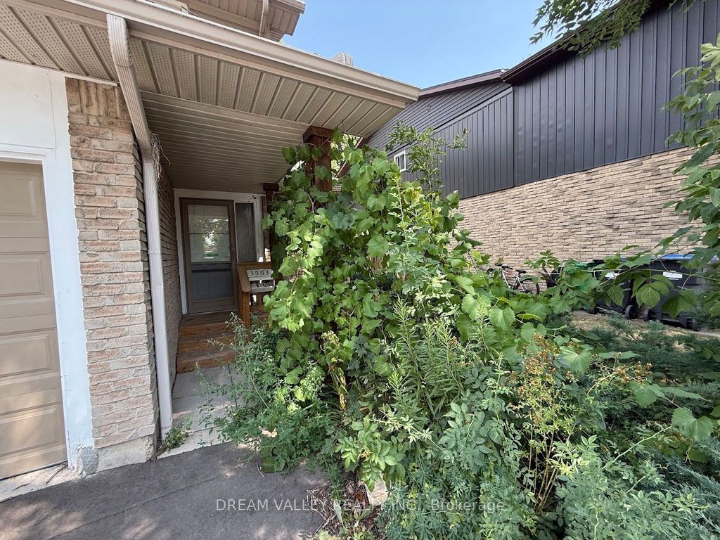 Photo of 3563 Autumnleaf Crescent, Mississauga, ON L5L 1K6 (MLS # W12594860)