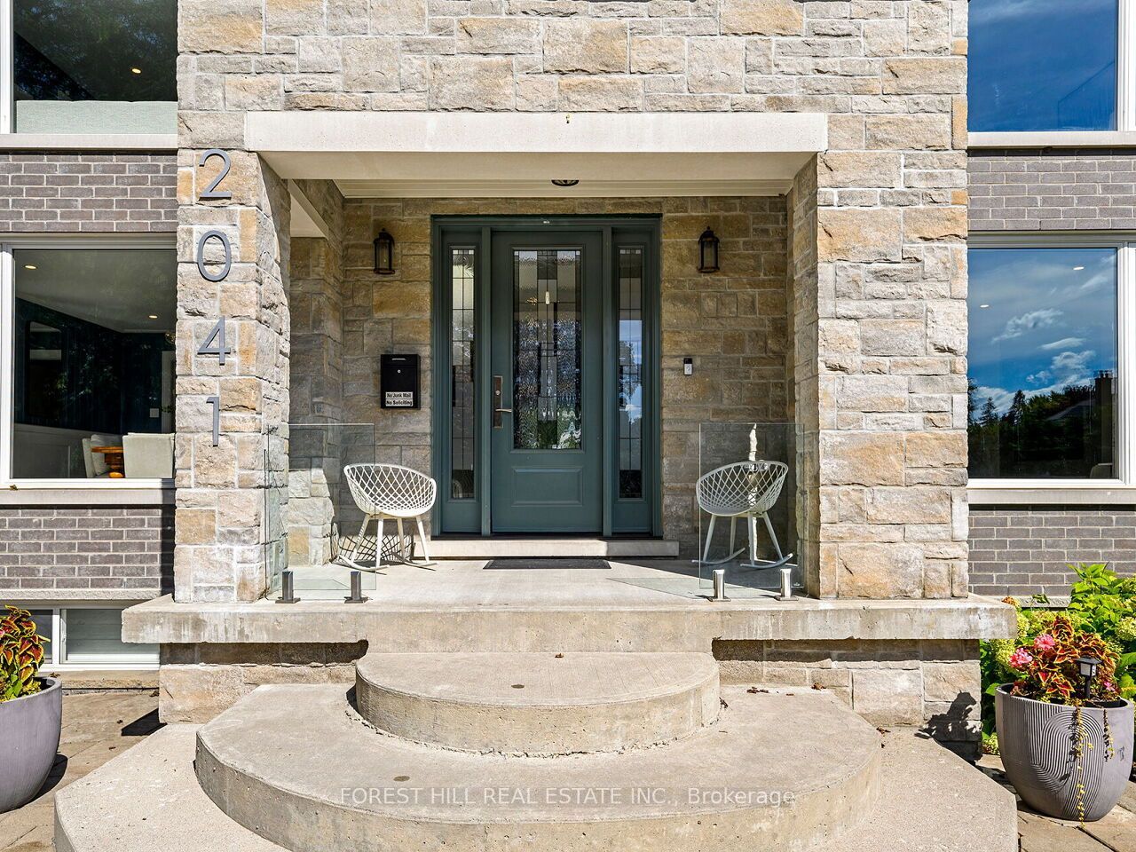 2041 Stewart Crescent