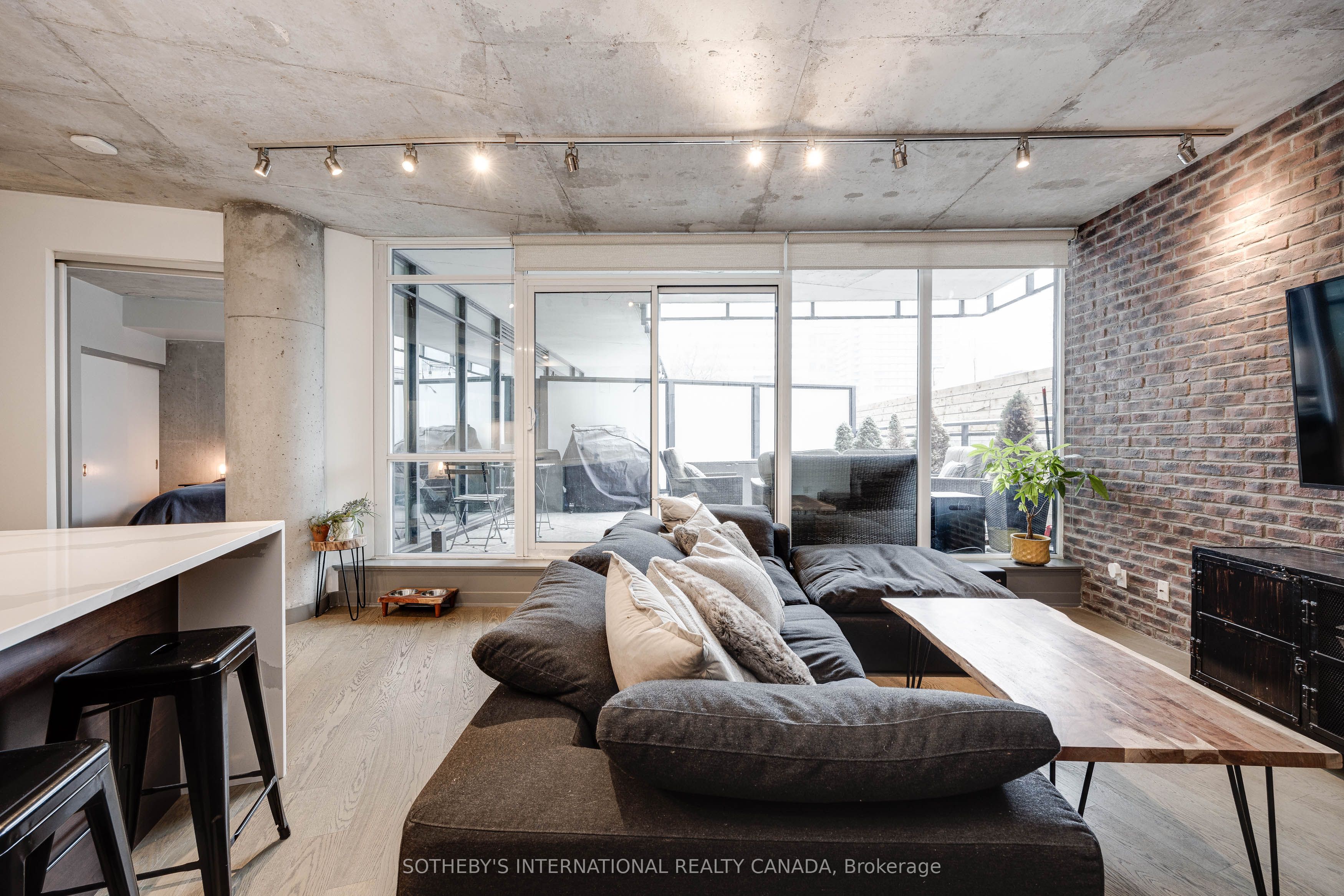 318 King Street E 202