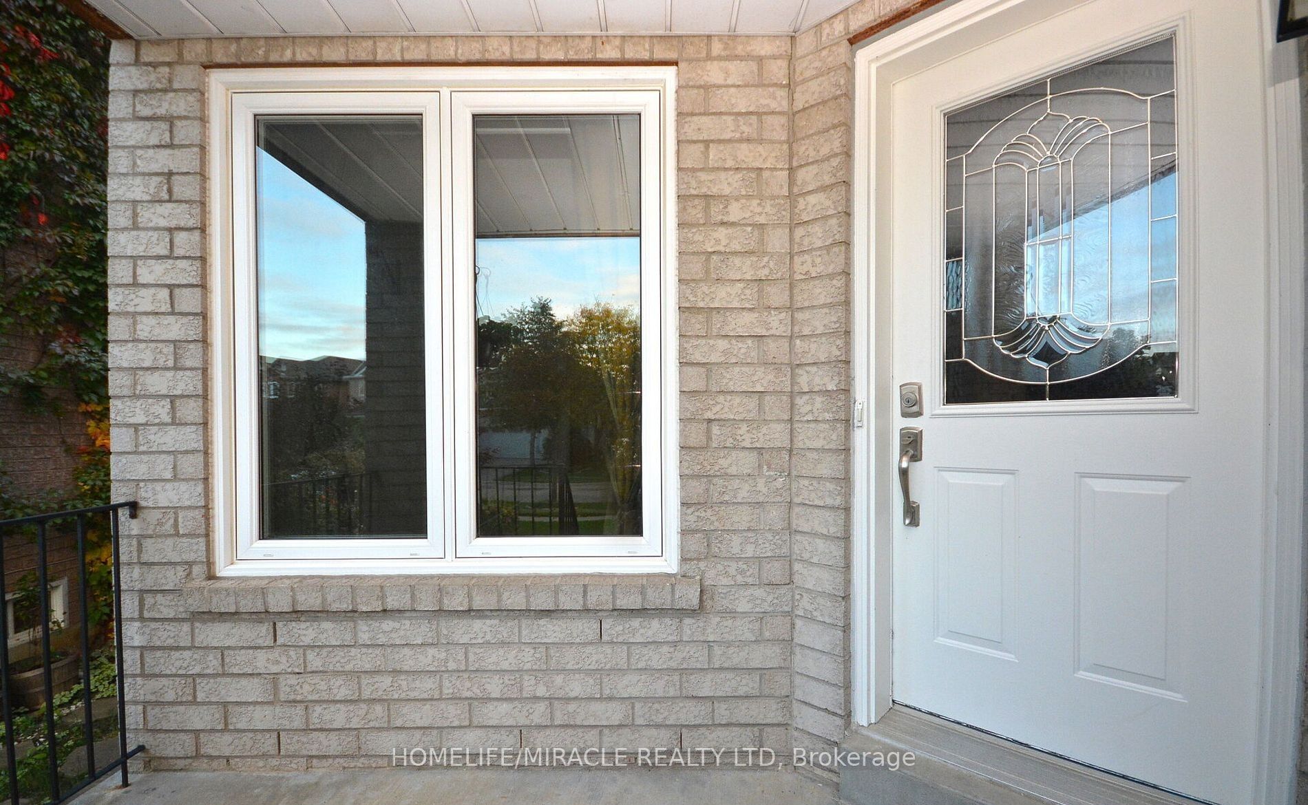 833 Mays Crescent Upper