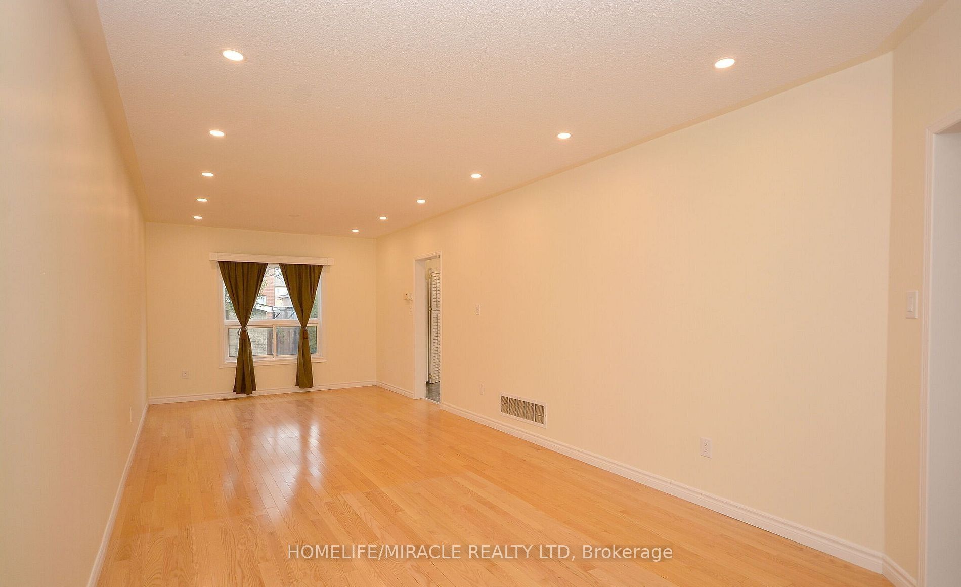 833 Mays Crescent Upper