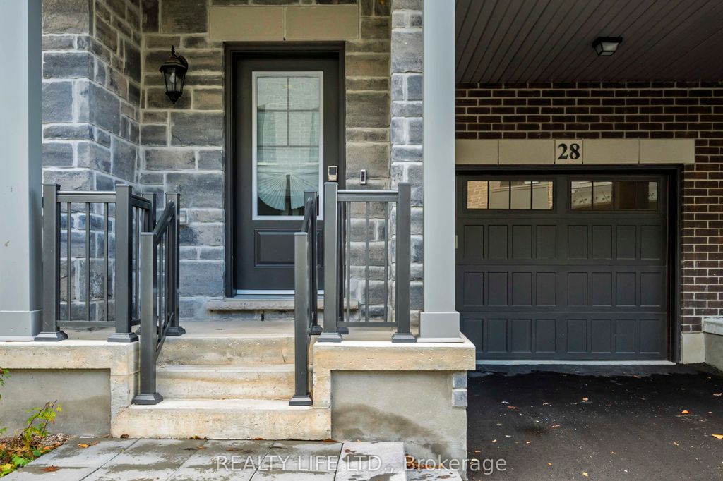 Photo of 28 Folcroft Street, Brampton, ON L6Y 6L3 (MLS # W12598646)
