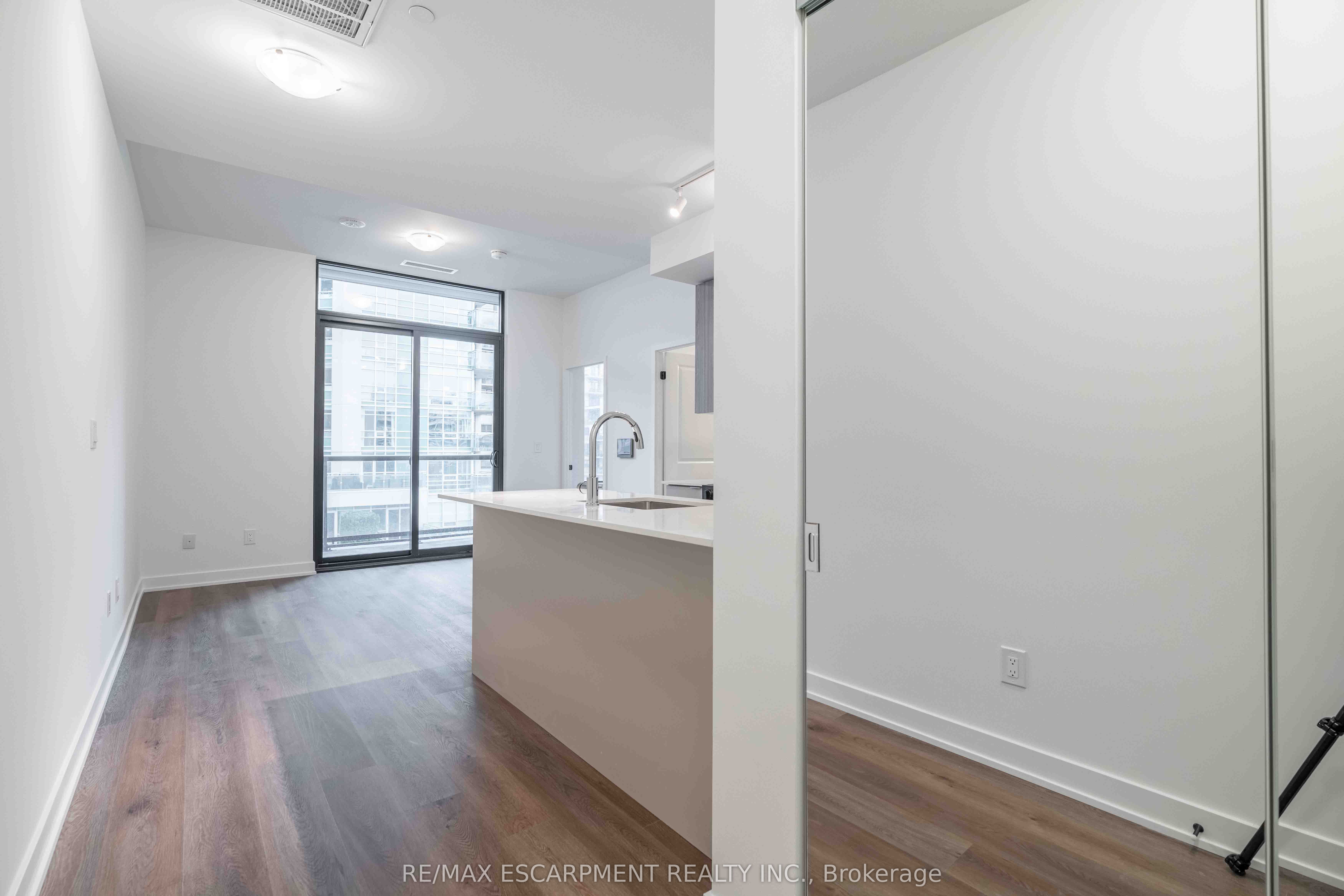 2075 Lakeshore Road 416
