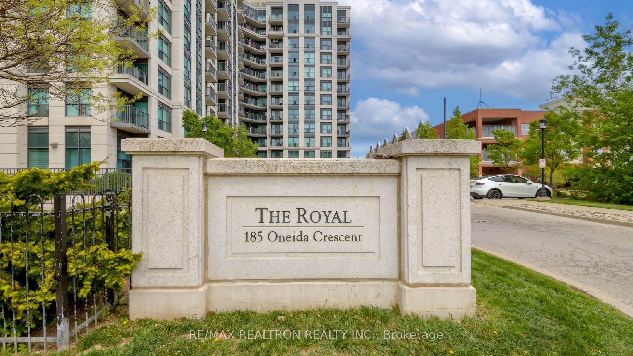 185 Oneida Crescent 505