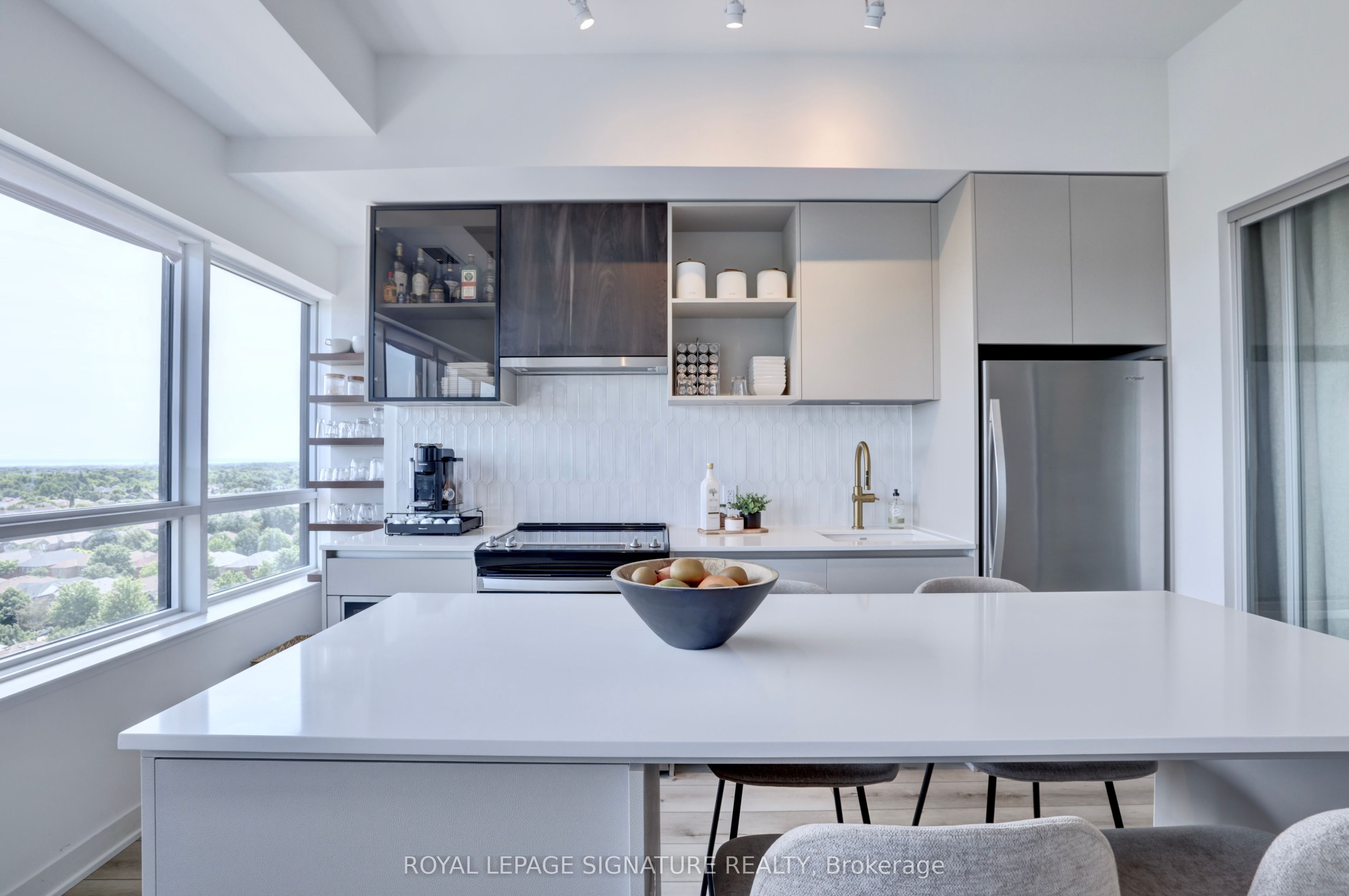 395 Dundas Street W PH15
