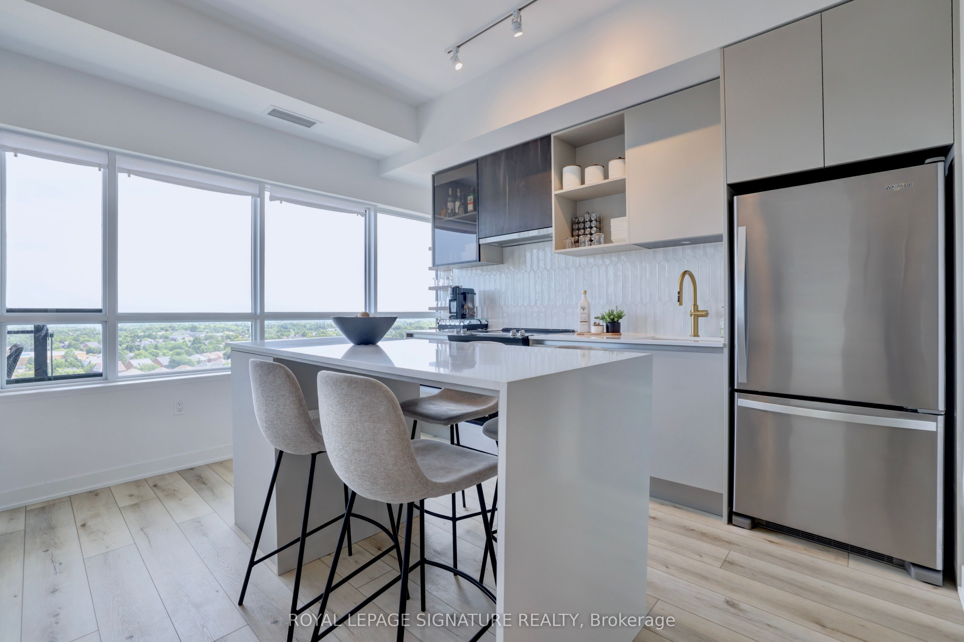 395 Dundas Street W PH15