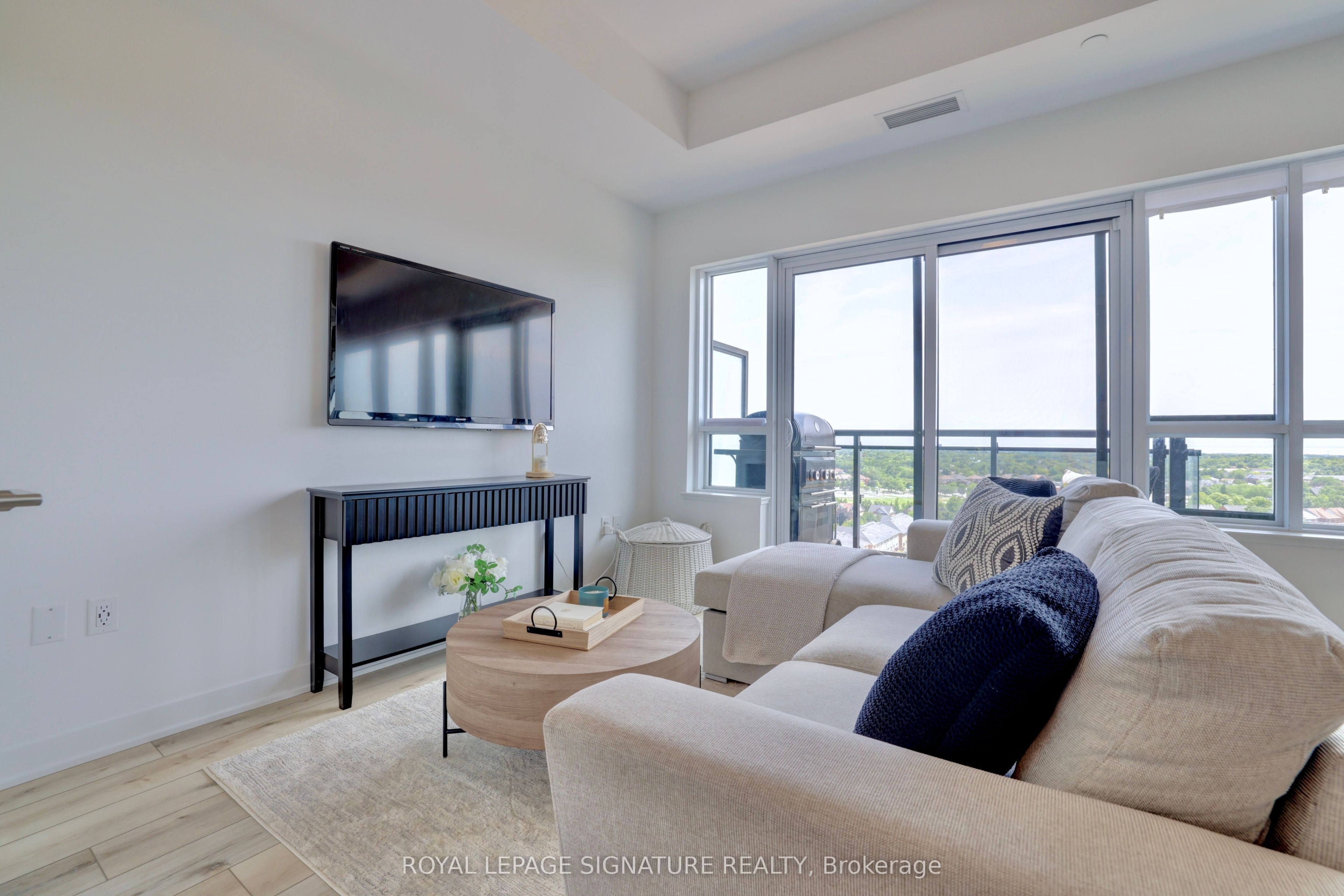 395 Dundas Street W PH15