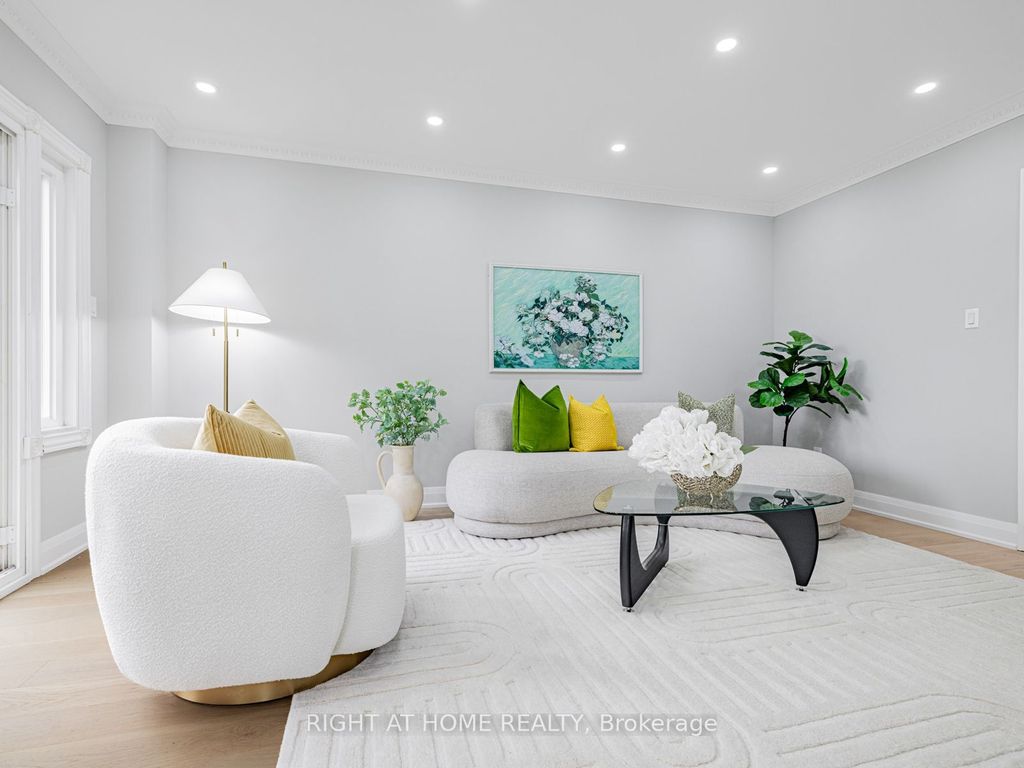 Photo of 43 farmstead Road, Richmond Hill, ON L4S 1W3 (MLS # N12428636)