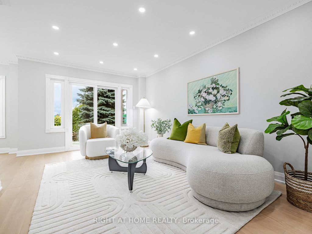 Photo of 43 farmstead Road, Richmond Hill, ON L4S 1W3 (MLS # N12428636)