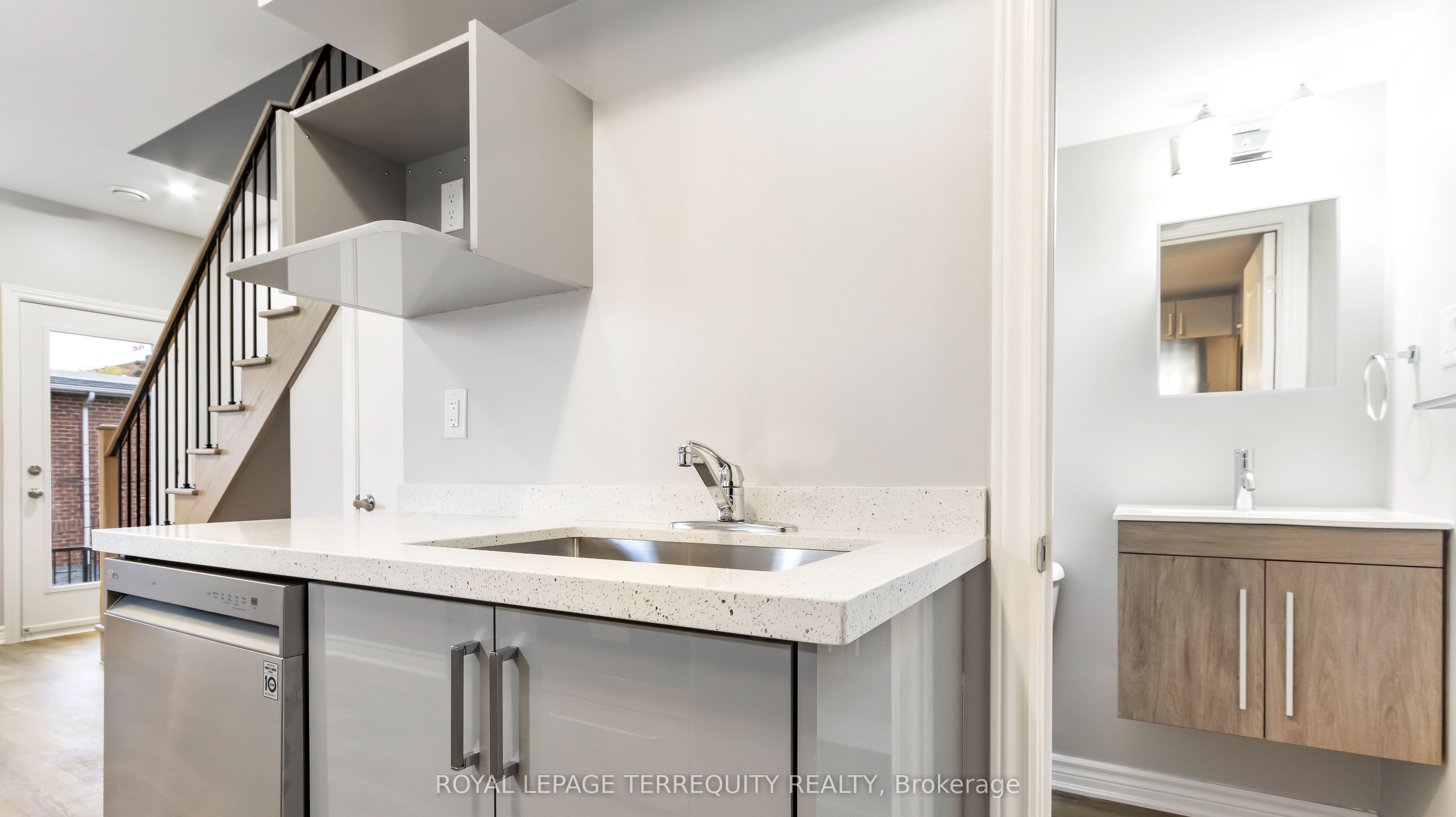 646 Lansdowne Avenue 4