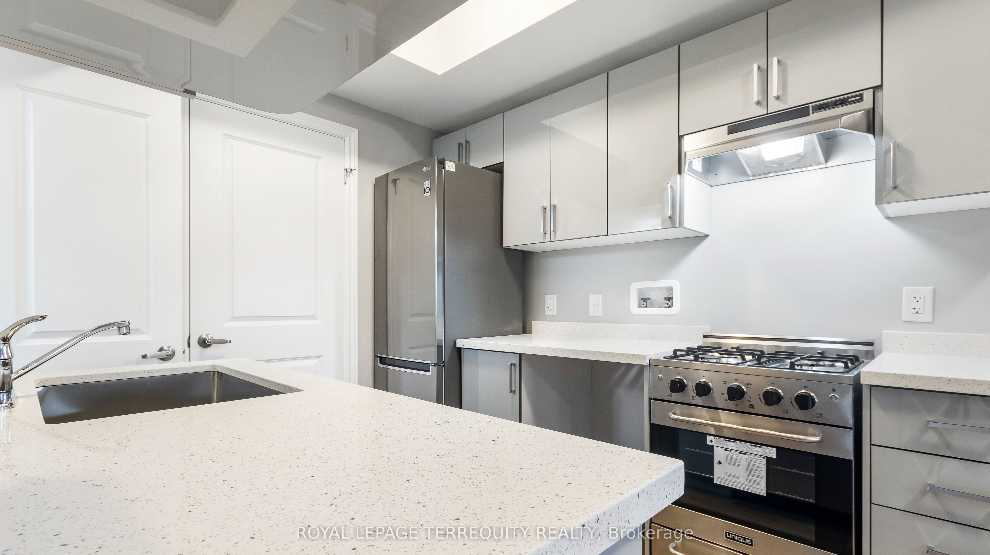 646 Lansdowne Avenue 4