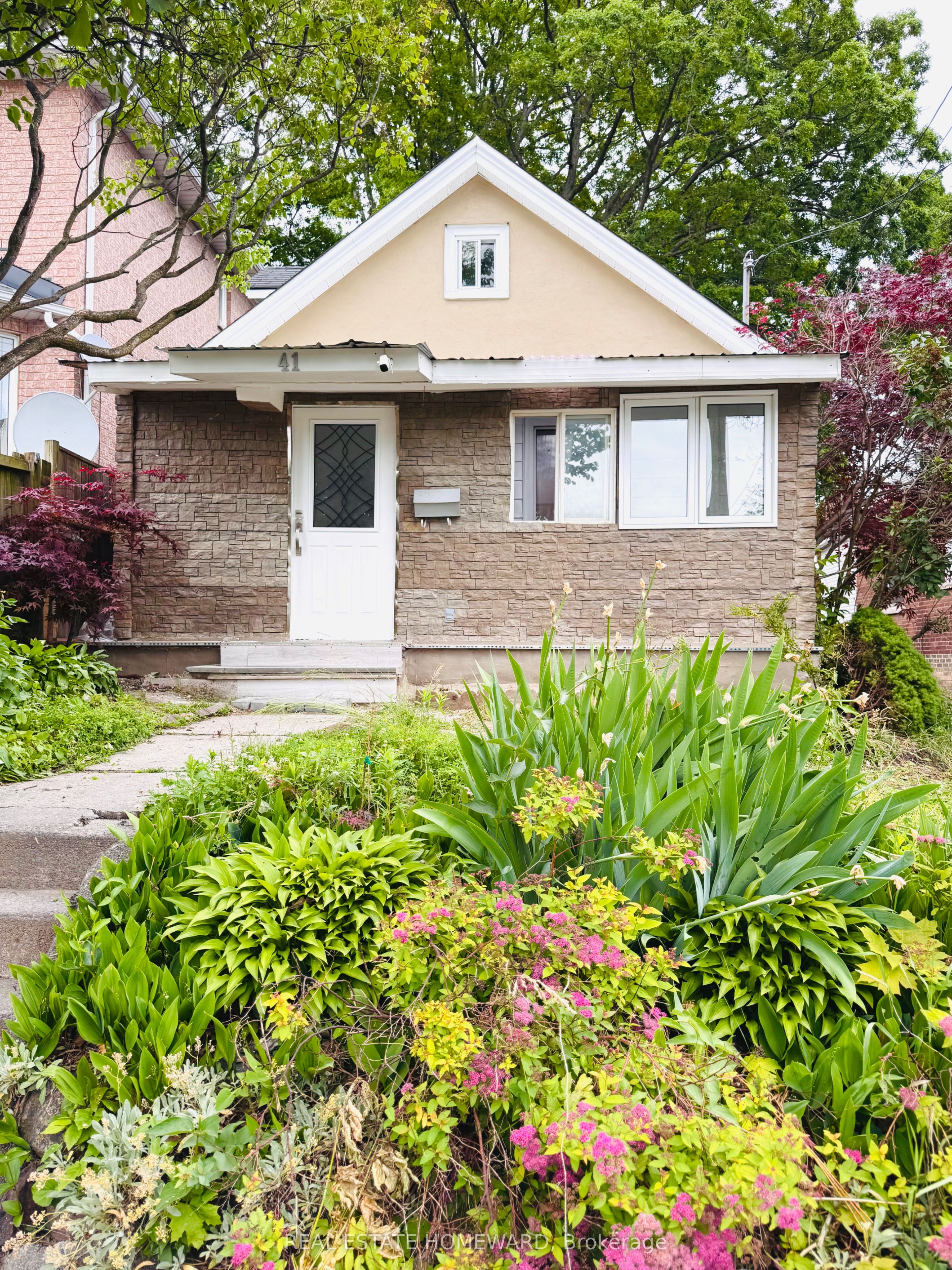 Photo 1 of 21 — 41 Patterson Avenue, Toronto, ON M1L 3Y1