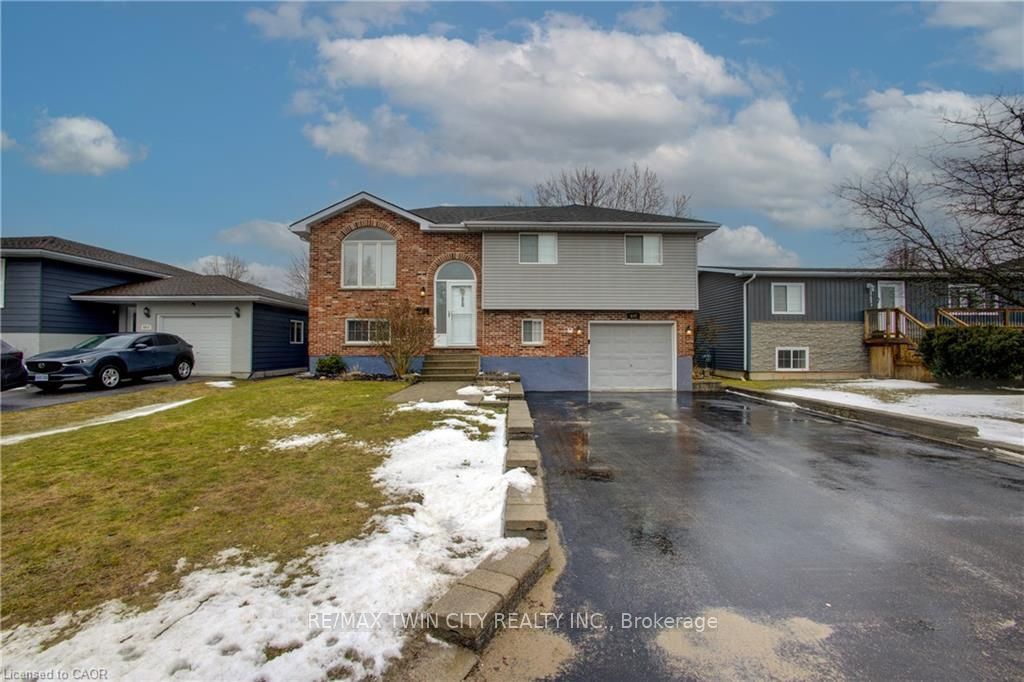 Photo of 647 KENNARD Crescent, Kincardine, ON N2Z 1T4 (MLS # X12911820)