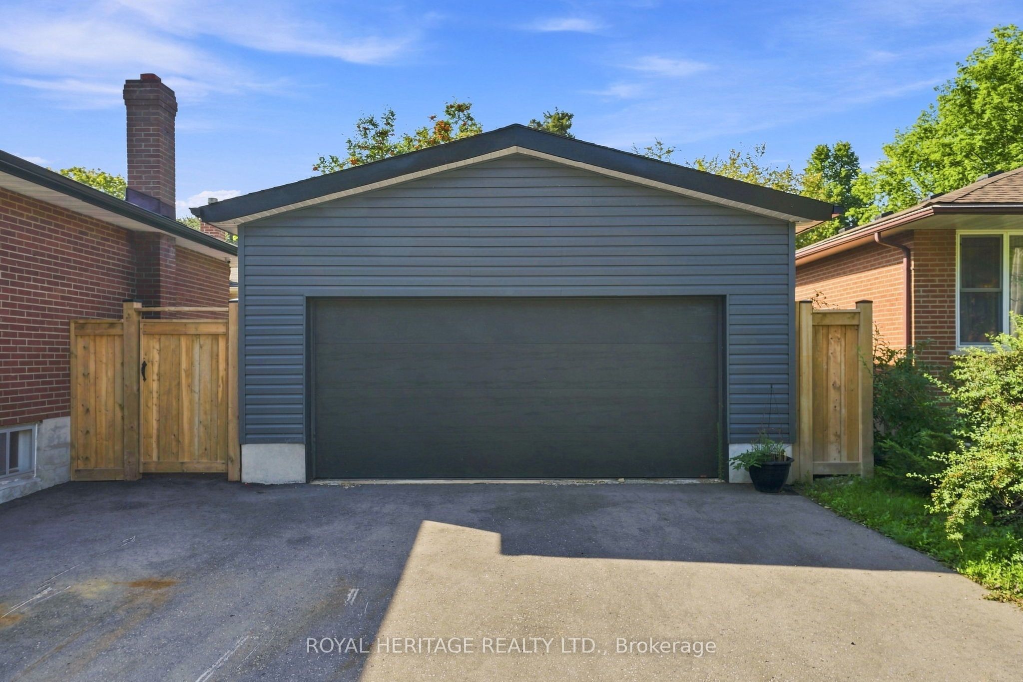 471 Rossland Road E