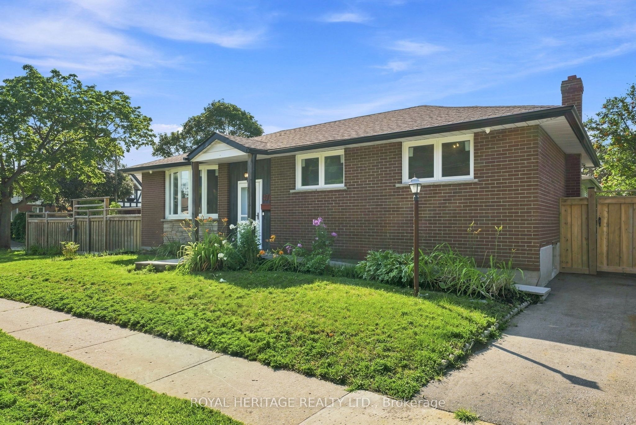 471 Rossland Road E