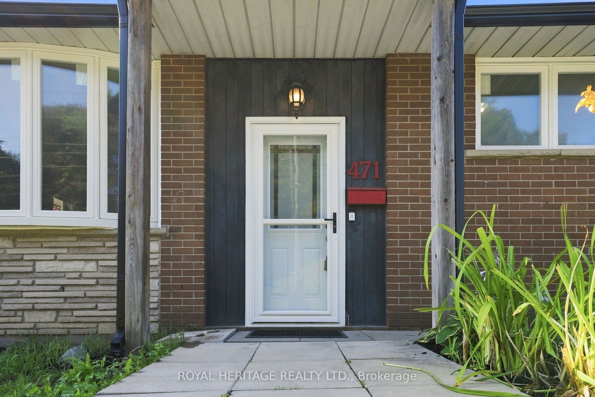 471 Rossland Road E