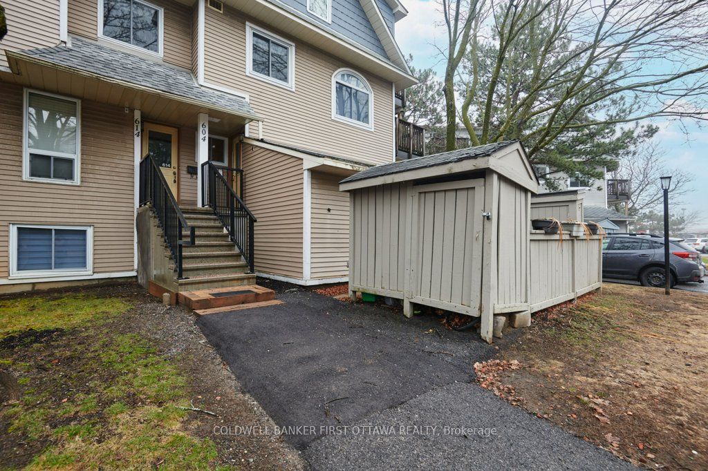 Photo 1 of 37 — 604 Tanguay Court, Kanata, ON K2L 3X3